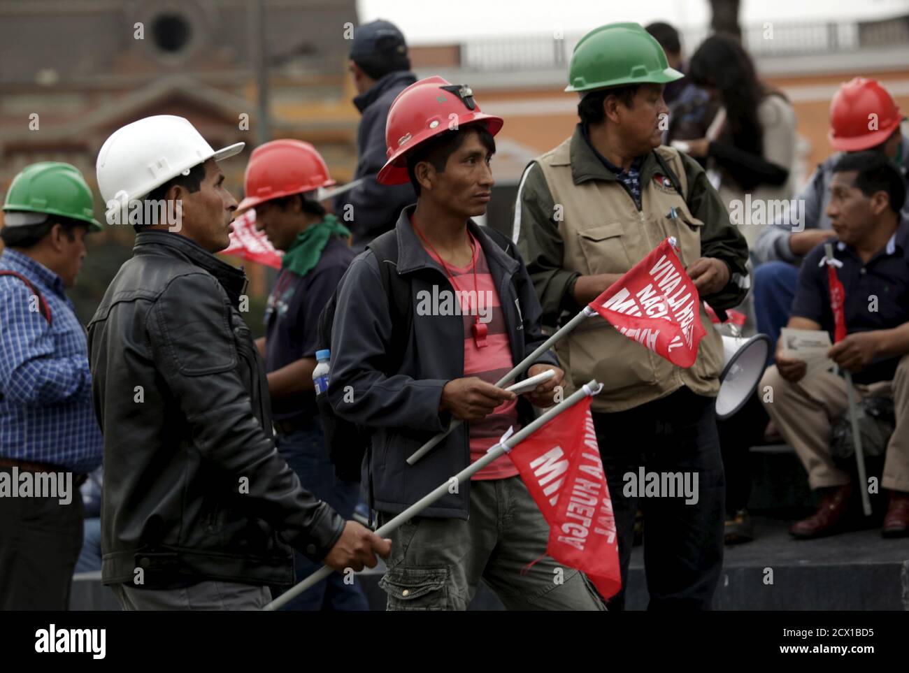 Los mineros tienen señales que indican: 'Larga huelga Nacional Minera' mientras se encuentran en la plaza principal durante una huelga nacional minera en Lima, 21 de mayo de 2015. Trabajadores sindicalizados en minas en Perú iniciaron una huelga indefinida el lunes en un intento de presionar al gobierno para que fortalezca las leyes laborales, dijo el jefe del sindicato nacional de trabajadores de minas. Las paradas de trabajo programadas en varias minas amenazan con frenar la producción mineral en Perú, el tercer productor mundial de cobre, plata y estaño y el séptimo mayor productor de oro. REUTERS/Mariana Bazo Foto de stock