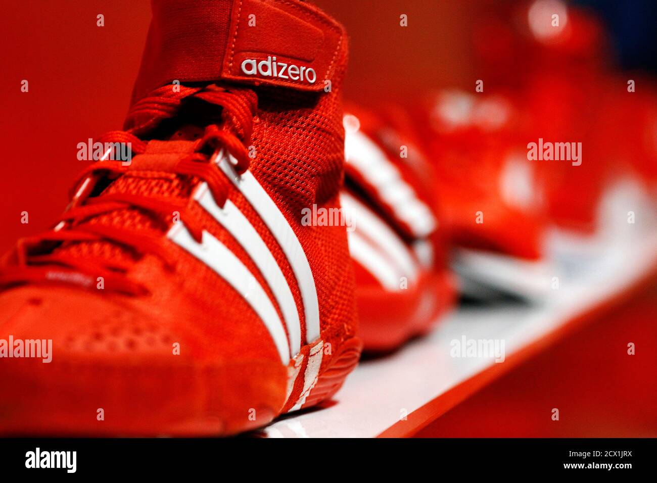 Los zapatos deportivos adidas 'Adizero' están en exhibición en el  laboratorio de innovación de Adidas en Herzogenaurach 7 de mayo de 2012. El  líder del mercado estadounidense, Nike, y el rival alemán