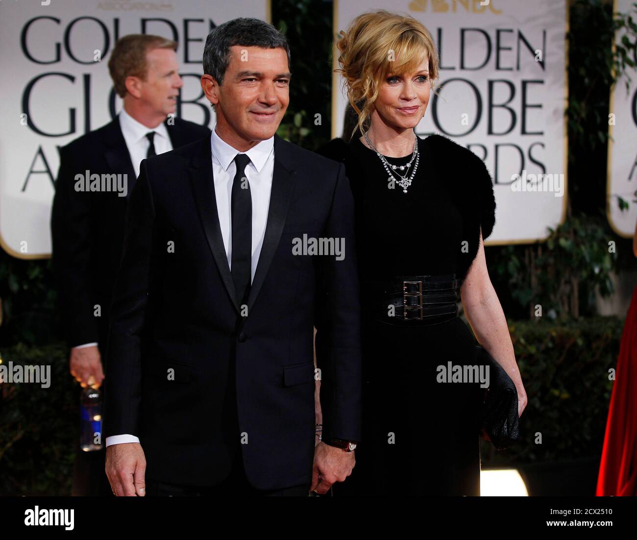 La actriz Melanie Griffith y su marido, el actor Antonio Banderas, llegan a  los 69º Premios anuales del Globo de Oro en Beverly Hills, California, el  15 de enero de 2012. REUTERS/Danny