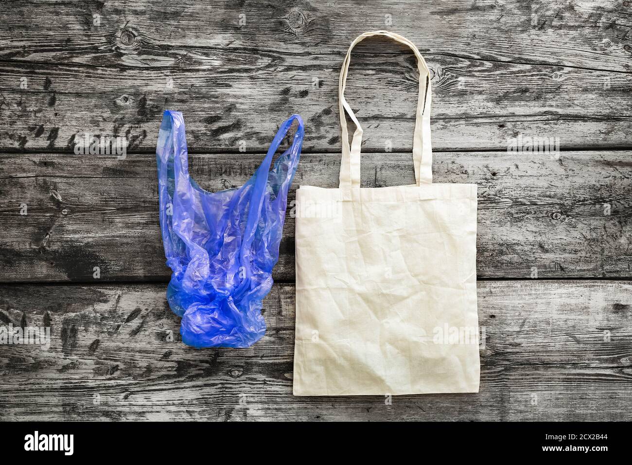 Bolsa de tela de lona para mockup plantilla en blanco sobre fondo de madera. Cero residuos. Ecología y Medio Ambiente Save World Concept, sin bolsas de plástico.hecho a mano Foto de stock