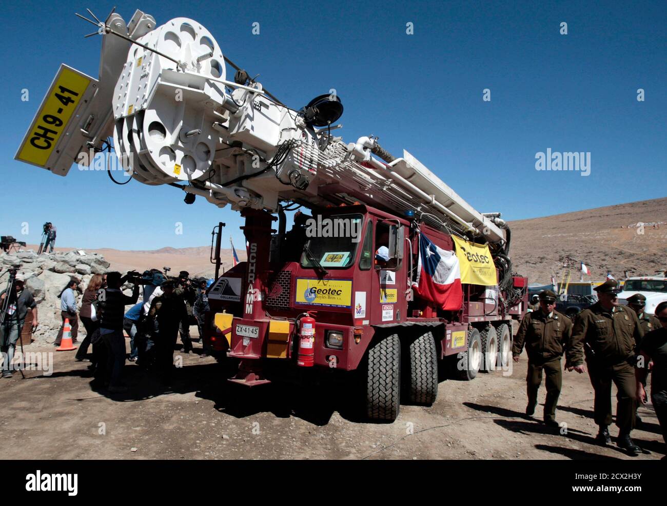 Un Schramm T130, normalmente usado para pozos de agua, llega a la de cobre y oro donde 33 mineros han sido atrapados bajo tierra desde el 5 de agosto,