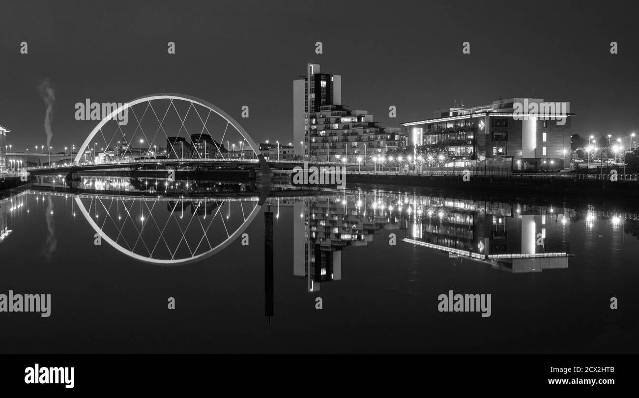 La arquitectura moderna contemporánea de Glasgow se refleja en el río Clyde en una noche despejada Foto de stock
