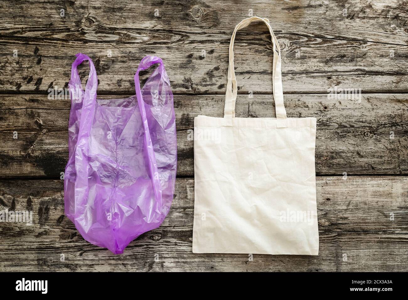 Cero residuos. Bolsa de tela de lona para mockup plantilla en blanco sobre fondo de madera. Ecología y Medio Ambiente Save World Concept, sin bolsas de plástico.hecho a mano Foto de stock