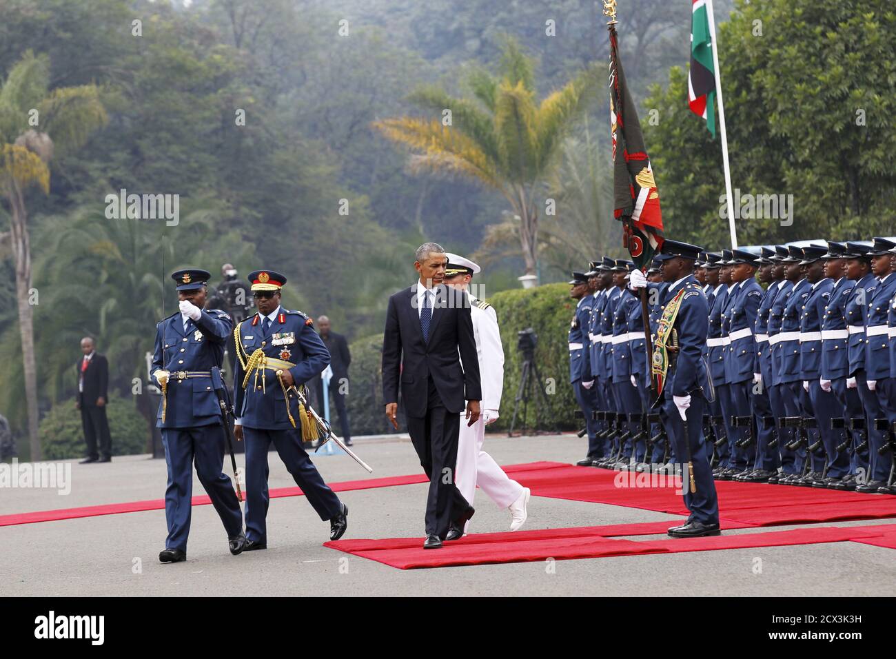 El presidente estadounidense Barack Obama revisa a una guardia de honor de las Fuerzas de Defensa de Kenia durante una visita a la Casa de Estado en Nairobi, la capital de Kenia, el 25 de julio de 2015. REUTERS/Thomas Mukoya Foto de stock