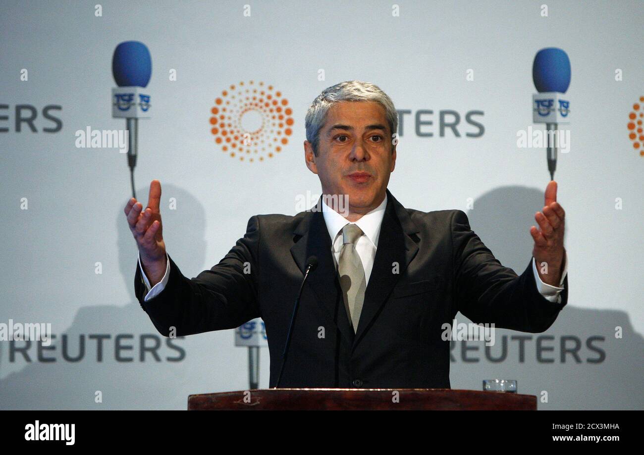 Portugal's Prime Minister Jose Socrates addresses a conference organised by Reuters and TSF radio in Lisbon February 28, 2011. Portugal promised on Monday to cut its budget deficit and implement reforms but Teixeira dos Santos warned this may all be in vain if Europe does not take strong action within weeks to resolve the region's debt crisis. REUTERS/Rafael Marchante (PORTUGAL - Tags: BUSINESS POLITICS) Foto de stock
