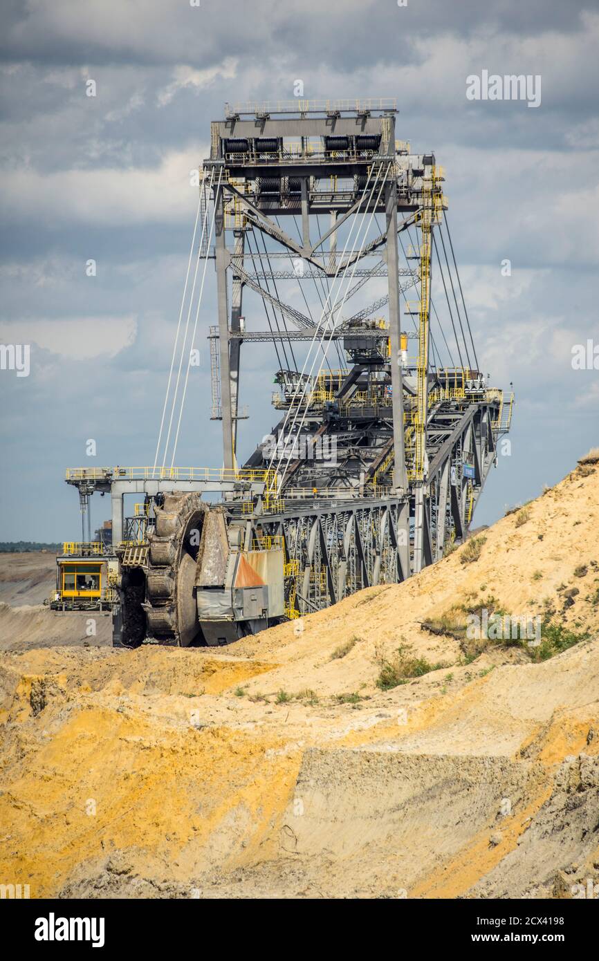 Máquinas de minería en la mina de fundición abierta Welzow-Süd en Lusatia, Alemania 2020. Foto de stock