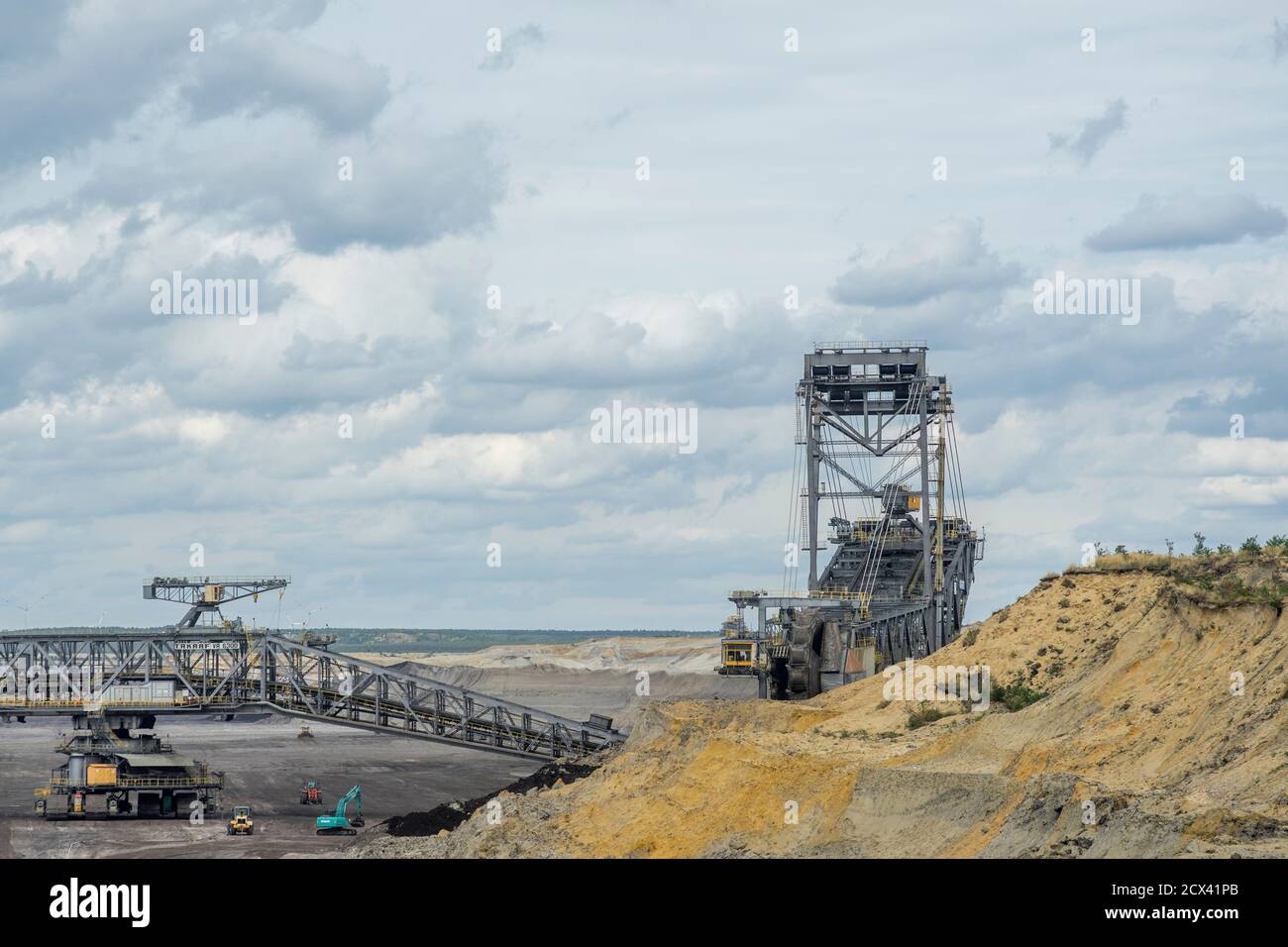 Máquinas de minería en la mina de fundición abierta Welzow-Süd en Lusatia, Alemania 2020. Foto de stock