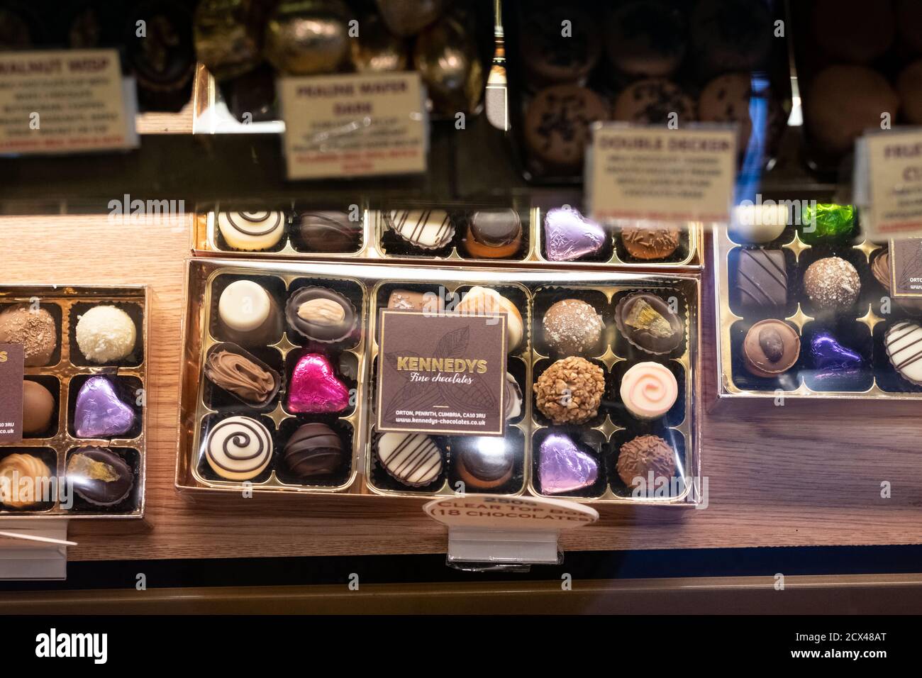 Chocolates hechos a mano en los chocolates finos de Kennedys, Orton, Cumbria, Inglaterra, Reino Unido Foto de stock