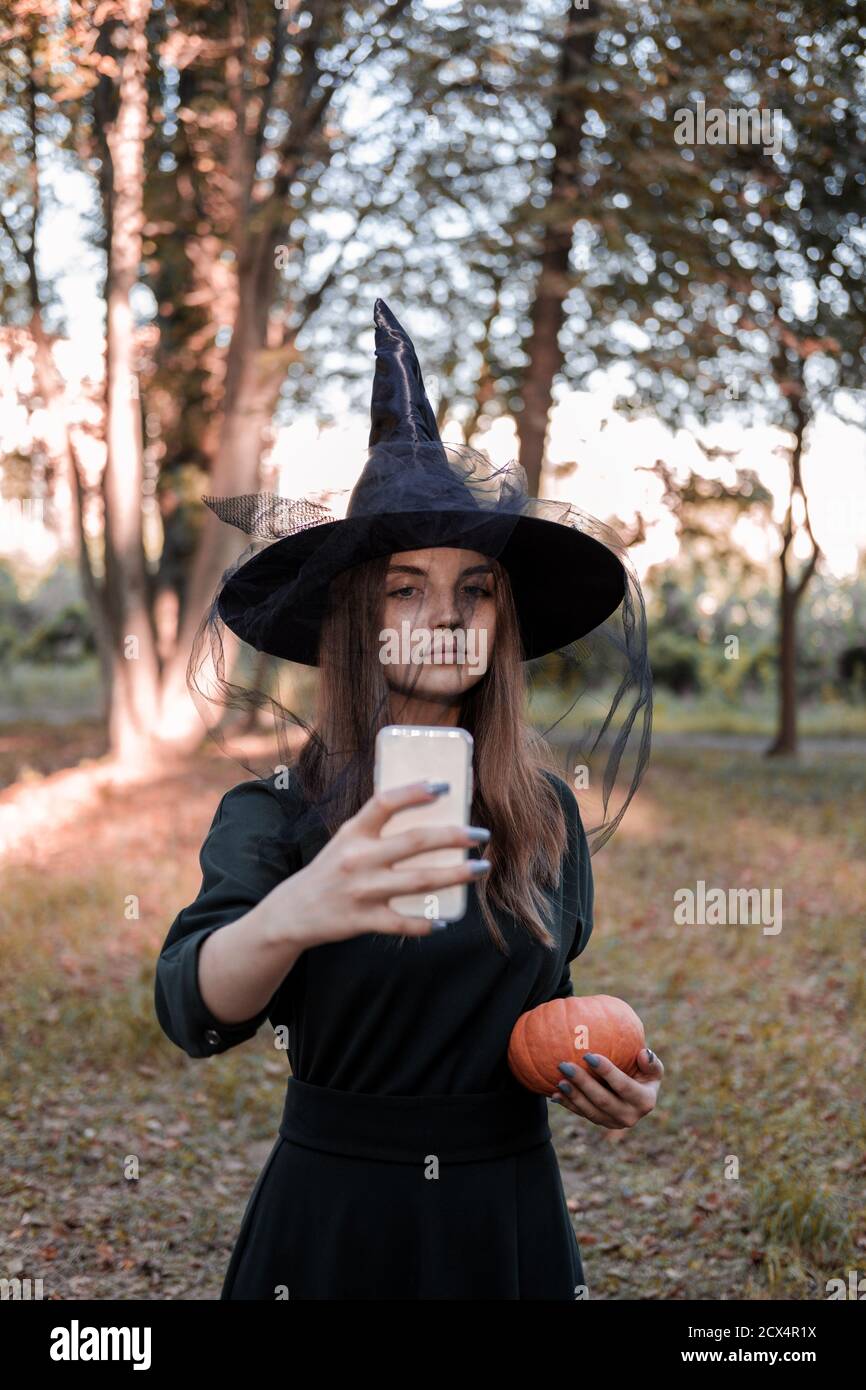 Joven hembra adulta negra en traje de carnaval fotografías e imágenes de  alta resolución - Página 2 - Alamy