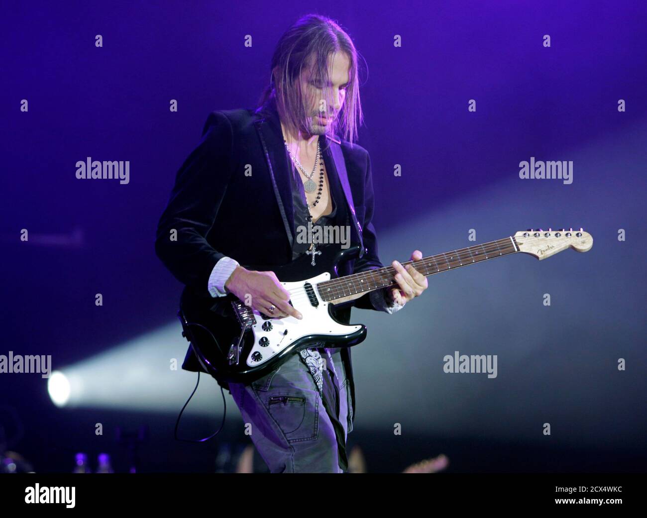 El grupo mexicano de rock Mana, guitarrista Sergio Vallin, actúa durante un  concierto en su gira por Latinoamérica en el Jockey Club en Asunción el 15  de diciembre de 2011. REUTERS/Jorge Adorno (