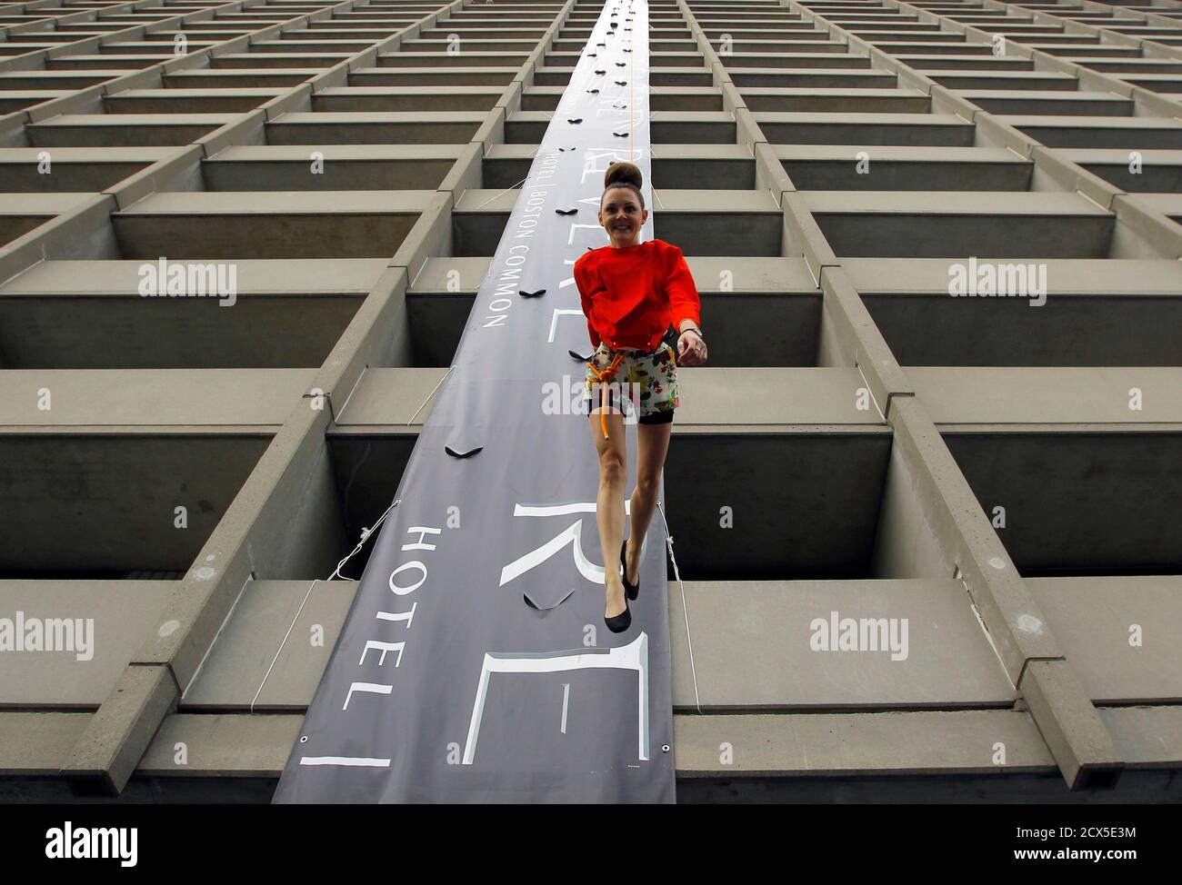 Un modelo del gimnasio Boston Rock 'Walks' se enfrenta primero a la cara  del recién inaugurado Revere Hotel Boston Common en Boston, Massachusetts  18 de abril de 2012. El desfile de moda