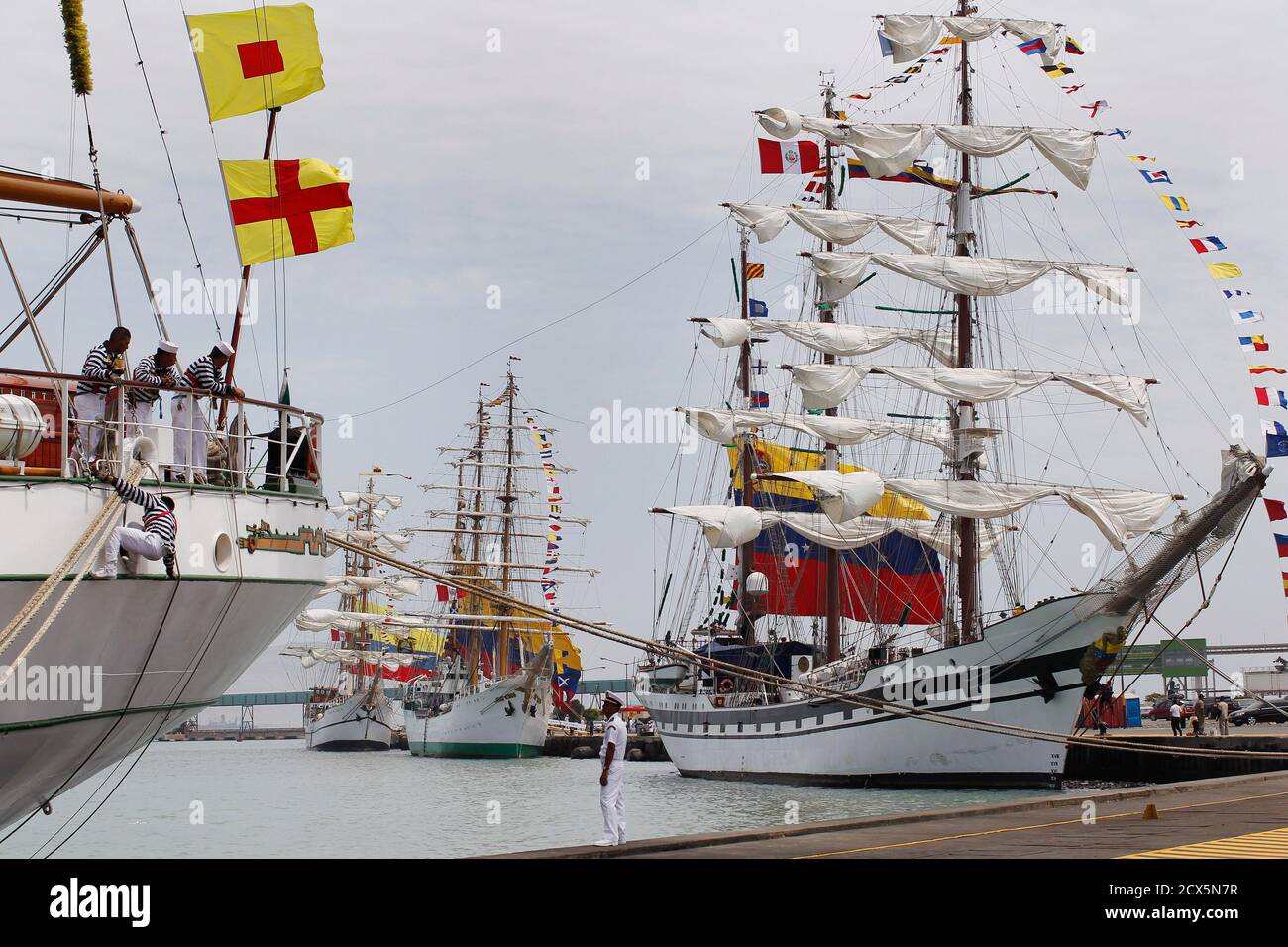 Un miembro de la tripulación del velero mexicano Cuauhtemoc pinta la  fachada del barco después de participar en la ceremonia de bienvenida del  encuentro de vela "Velas de América" en el puerto