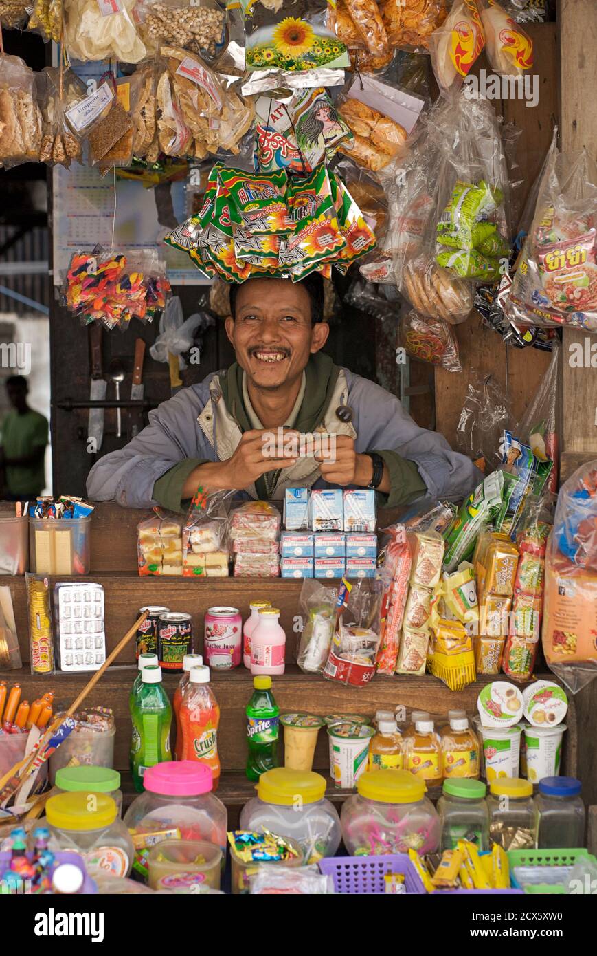 Amistoso comerciante birmano con sus mercancías, Kalaw, Birmania. Myanmar Foto de stock