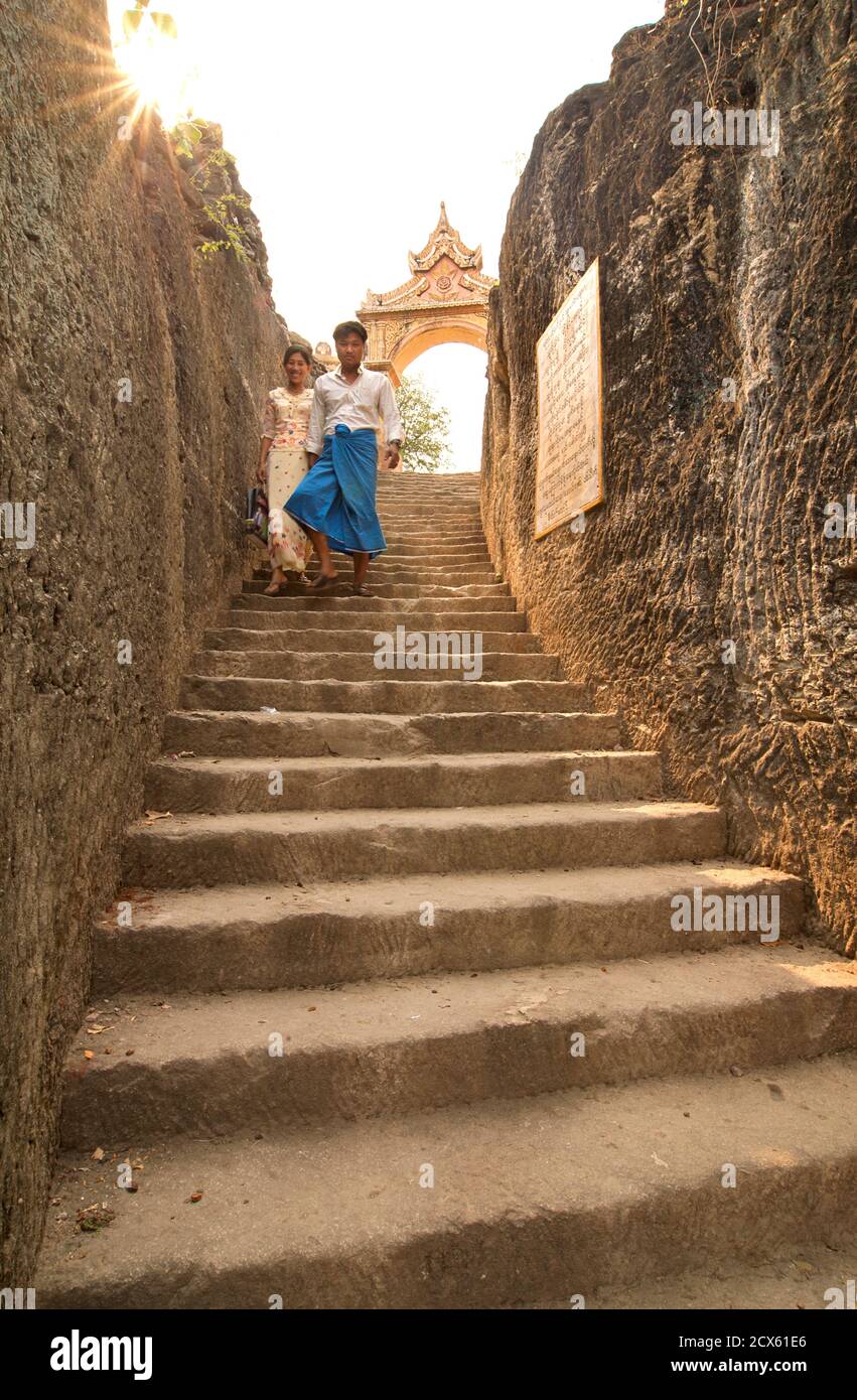 Los visitantes birmano Ba Shwe Daung, esculpido en roca sólida. Cerca de Monywa, Birmania Foto de stock