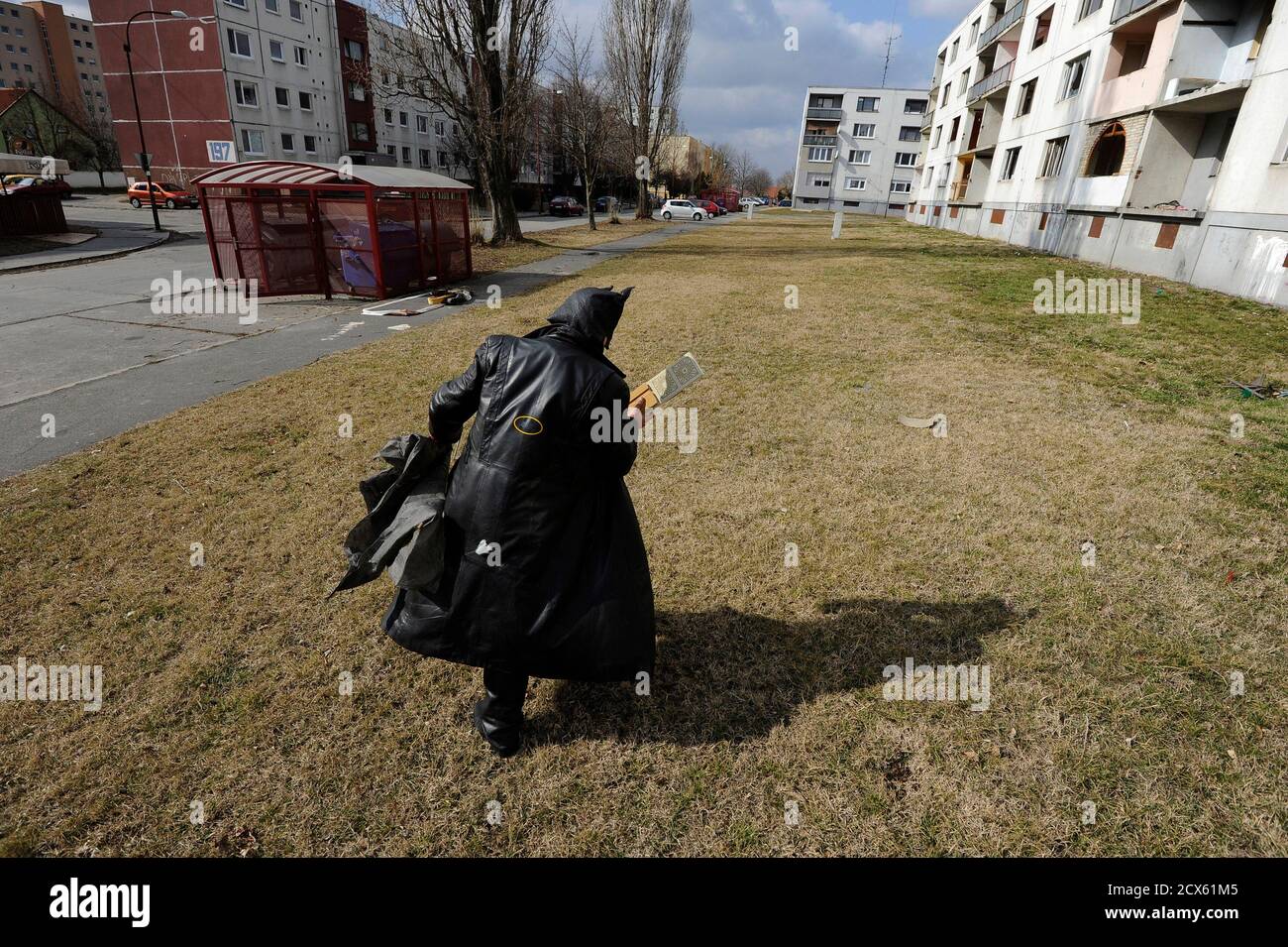 Zoltan Kohari, conocido como el batman eslovaco, limpia el área alrededor  de su casa en la ciudad de Dunajska Streda, a unos 34 km (55 millas) al sur  de Bratislava 9 de