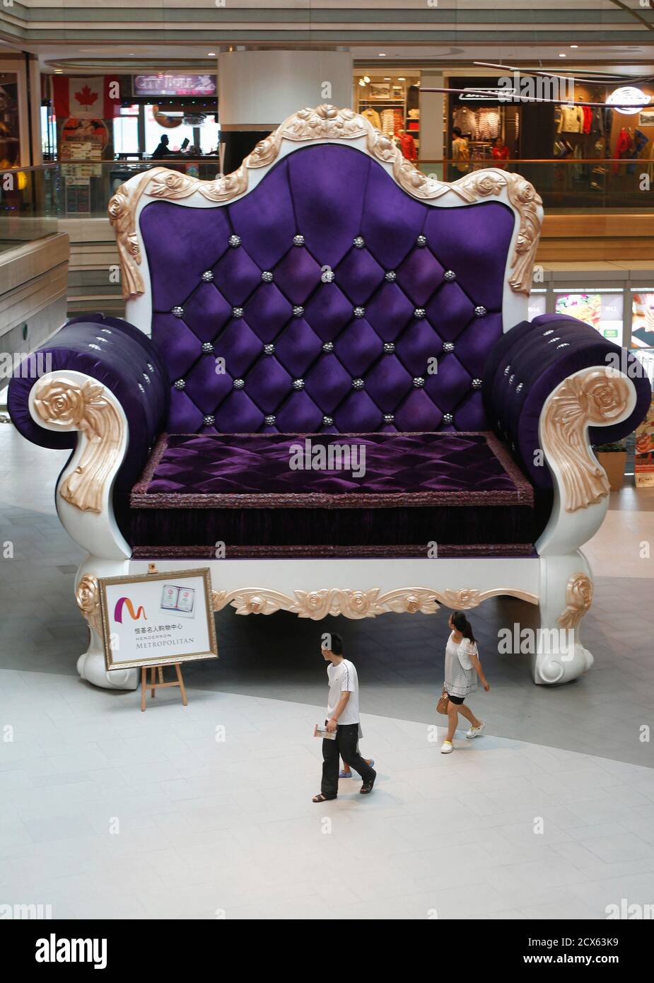 La gente camina pasando por un sofá-silla de 6.8 metros de altura (22 pies  de altura) y 7.7 metros de ancho (25 pies de ancho) en un centro comercial  en Shanghai, 3