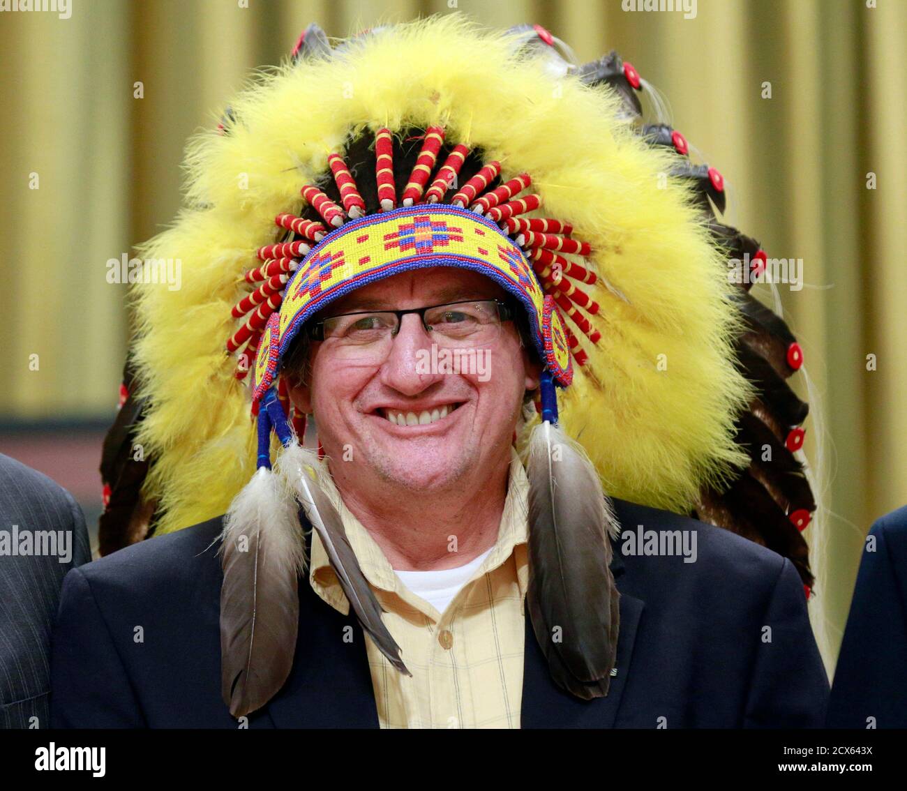 El Jefe Ken Chalmers de Birdtail Sioux First Nation participa en una ceremonia de reconocimiento Nacional de la Guerra de 1812 en Rideau Hall en Ottawa el 25 de octubre de 2012. REUTERS/Blair Gable (CANADÁ - Tags: POLÍTICA) Foto de stock