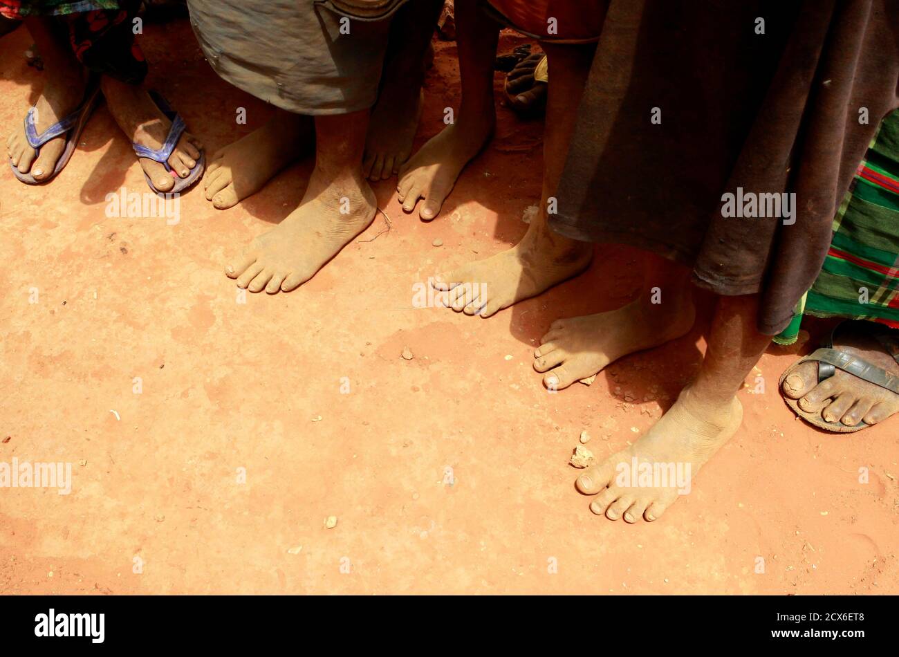 Niños refugiados recién llegados de Somalia asisten al entierro de Sahro Mohamed, de 18 meses de edad, que murió de malnutrición aguda y deshidratación grave, en el campamento de refugiados de Kobe, a 60 km (37 millas) de Dolo ADO, cerca de la frontera entre Etiopía y Somalia, el 12 de agosto de 2011. Sahro y su familia de ocho llegaron al campamento de refugiados hace 26 días después de caminar durante 30 días desde la aldea de modalita en Somalia, y sufrieron durante dos semanas antes de sucumbir a las complicaciones relacionadas con la sequía y el hambre. REUTERS/Thomas Mukoya (ETIOPÍA - Tags: SOCIEDAD DEL MEDIO AMBIENTE DE DESASTRES) Foto de stock