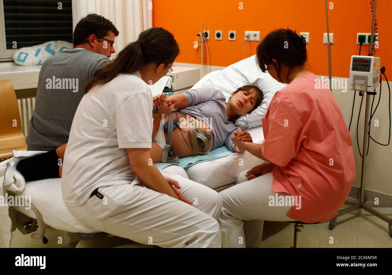 La Embarazada Sabine Heinrich 2ndr Y Su Esposo Philipp Beck L Estan Rodeados Por La Partera Gisela Woerz R Y La Doctora Ute Sturm Esperando El Nacimiento Del Segundo Bebe De Sabine