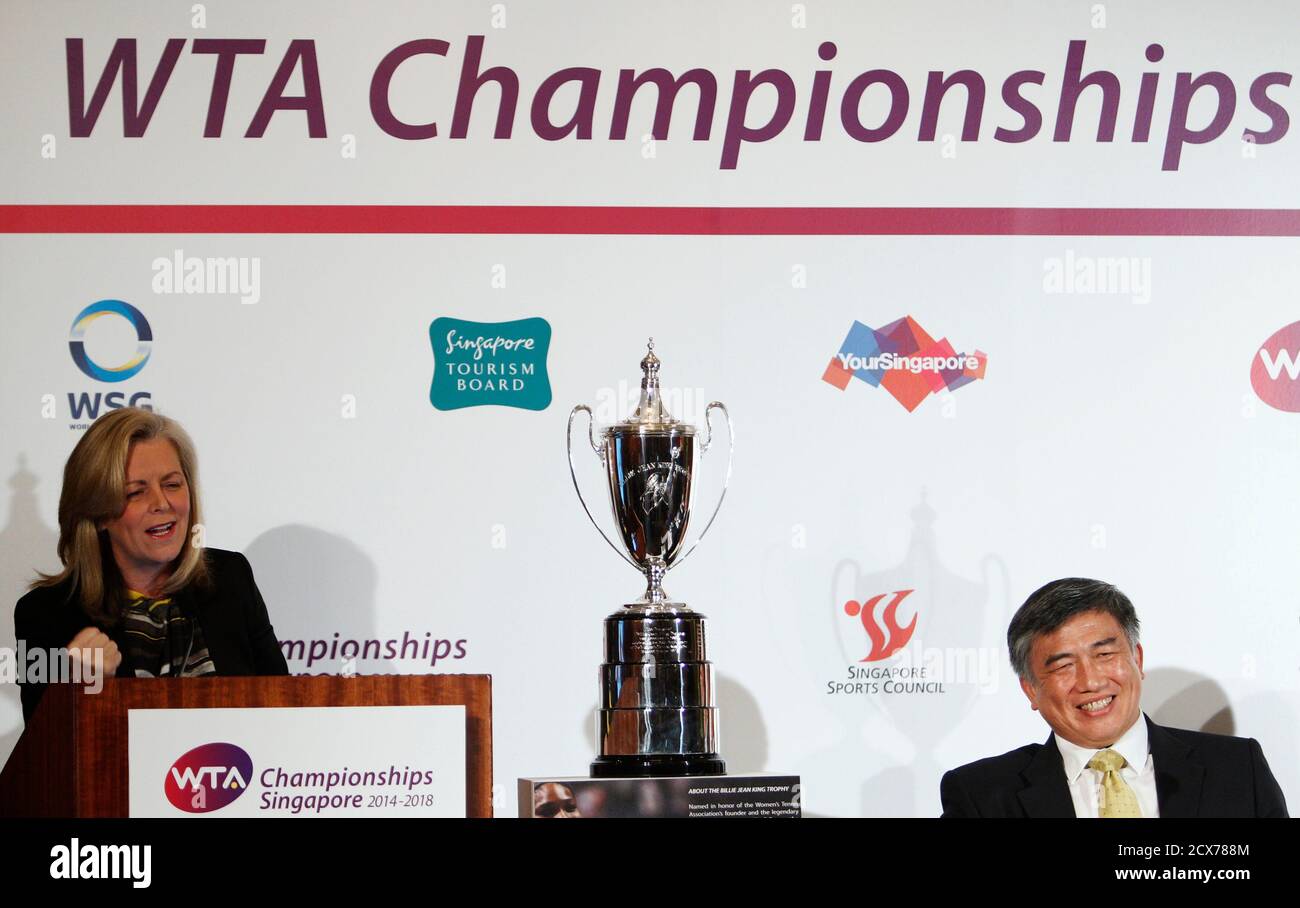 Stacey Allaster (L), Chairman and Chief Executive Officer of the Women's Tennis Association (WTA), speaks next to Singapore Sports Council's CEO Lim Teck Yin during a WTA announcement in Singapore May 8, 2013. Singapore will host the glittering annual finale of the women's tennis season from 2014 until 2018, the WTA said on Wednesday. REUTERS/Edgar Su (SINGAPORE - Tags: SPORT TENNIS) Foto de stock