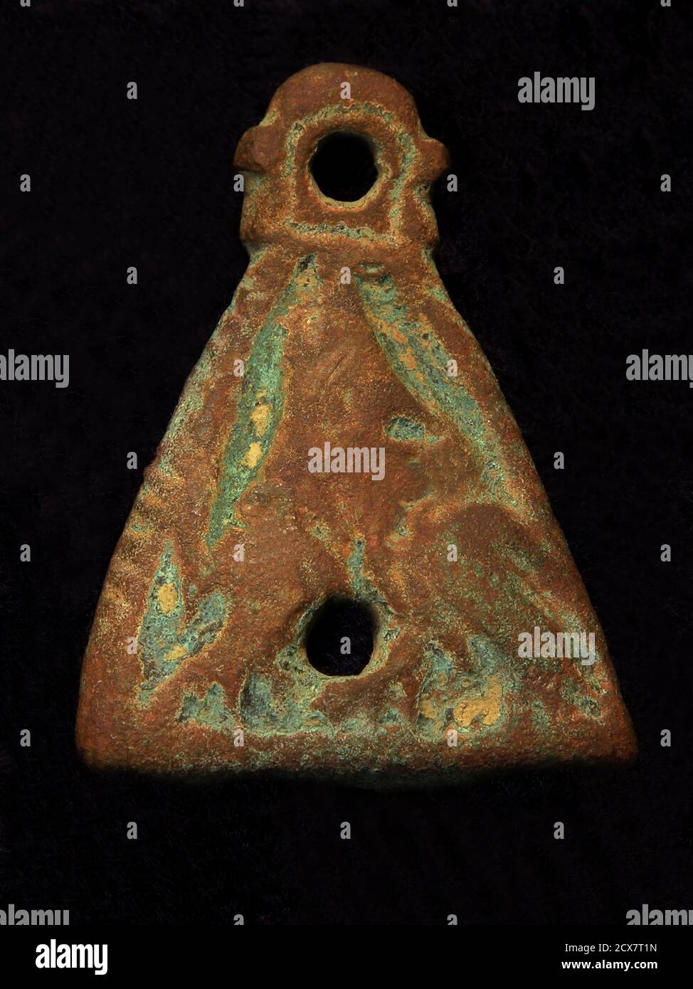 Montaje de correa de estribo, Saxon, siglo 11, detección de metales, aleación de cobre, león, pata delantera levantada, Norfolk, Inglaterra, Reino Unido Foto de stock