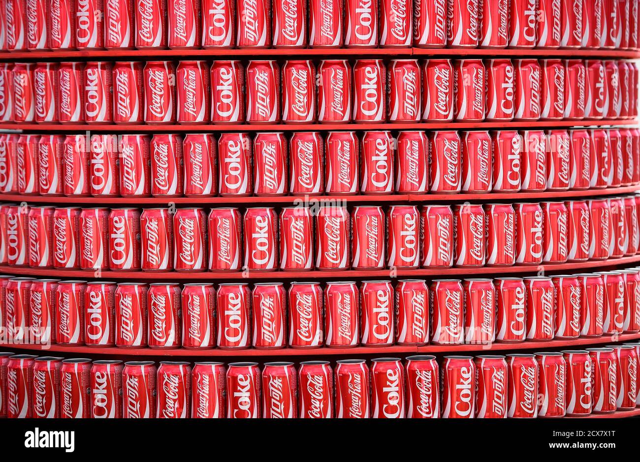 Las latas de Coca Cola se ven en una concesión dentro del estadio de fútbol Dunas Arena 12 de junio de 2014. Los patrocinadores Adidas , Sony, Visa y Coca-Cola
