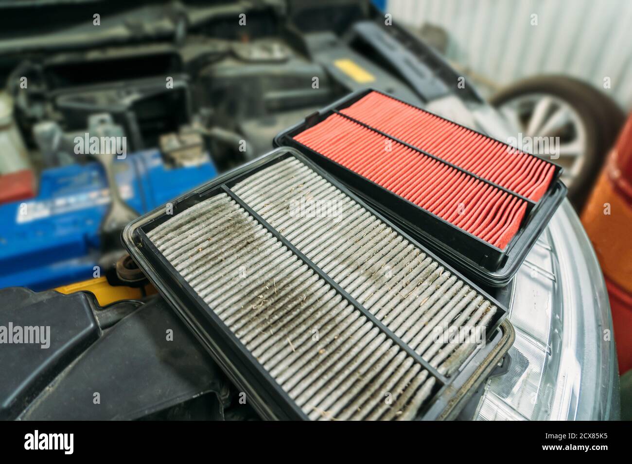 Usado filtro de aire sucio y nuevo, mantenimiento oportuno y servicio de su  coche Fotografía de stock - Alamy