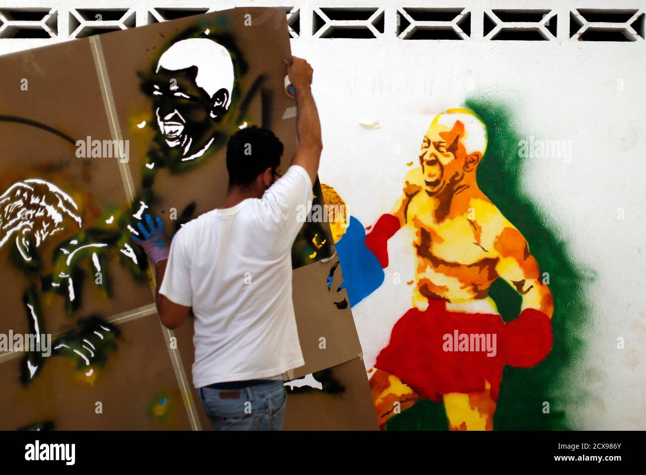 Aldemaro R Del Ejercito De Comunicacion Pinta Graffiti Que Representa Al Presidente Venezolano Hugo Chavez Como Boxeador En Un Suburbio De Caracas El 7 De Septiembre De 12 En El Barrio Mas