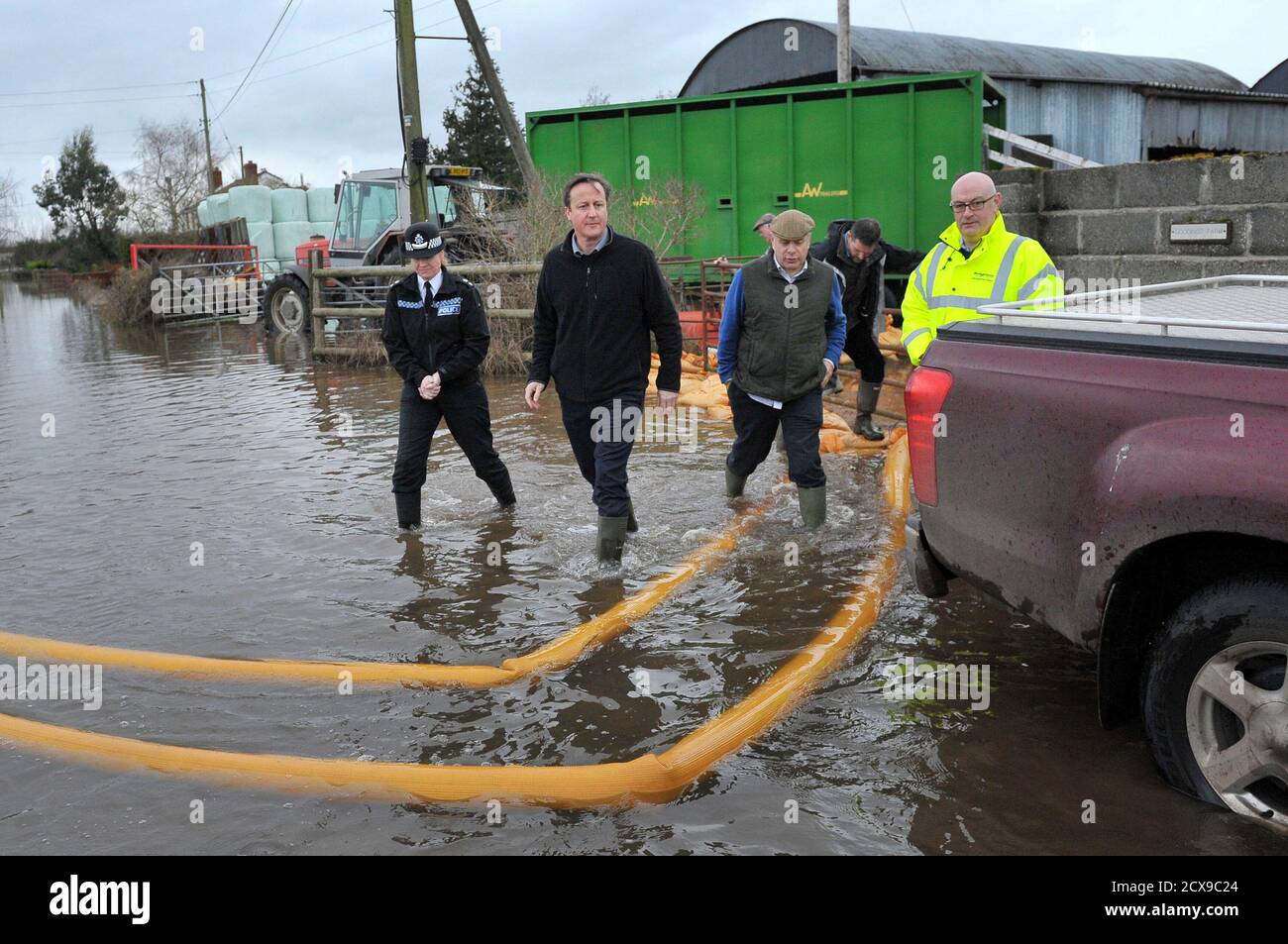 Britain's Prime Minister David Cameron (2nd L) with Bridgwater and West Somerset MP Ian Liddell-Grainger (3rd L) during a visit to flood affected areas at Goodings Farm in Fordgate, Somerset February 7, 2014. REUTERS/Tim Ireland/Pool (BRITAIN - Tags: ENVIRONMENT DISASTER POLITICS) Foto de stock