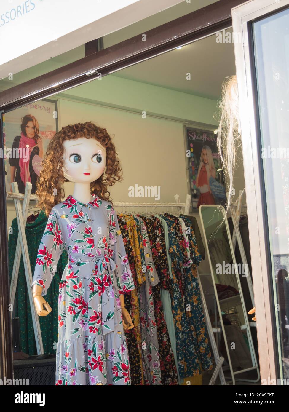Hermosa muñeca en un vestido con grandes ojos en un Tienda de ropa Rusia en  Sochi Fotografía de stock - Alamy