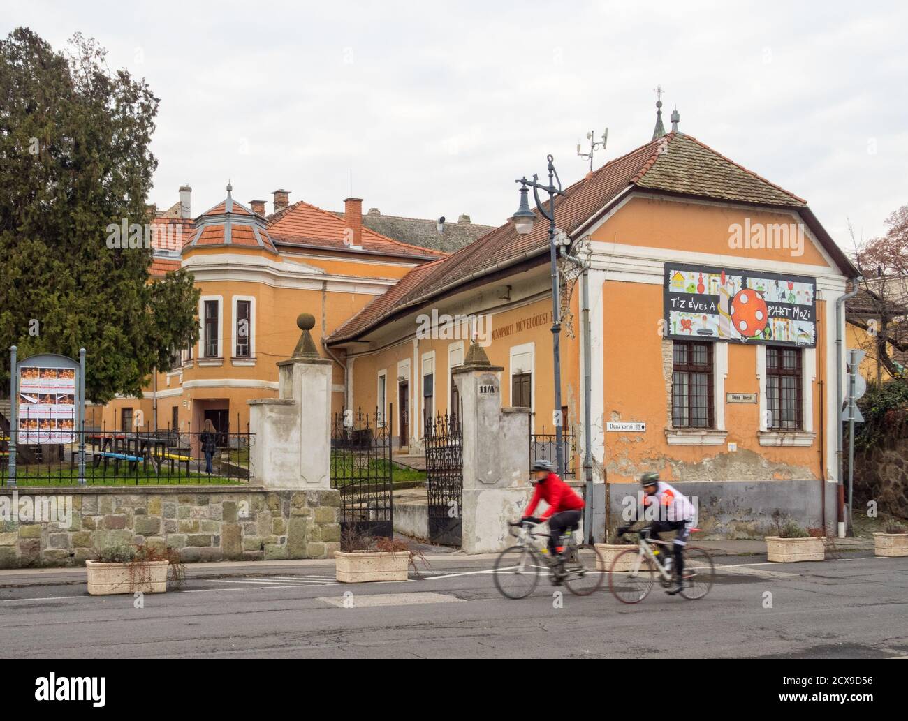 El cine P'Art de diez años de antigüedad en esta antigua casa en el paseo del Danubio (Duna Korzo) es una de las bases culturales dominantes de la ciudad - Szentendre, Hungar Foto de stock