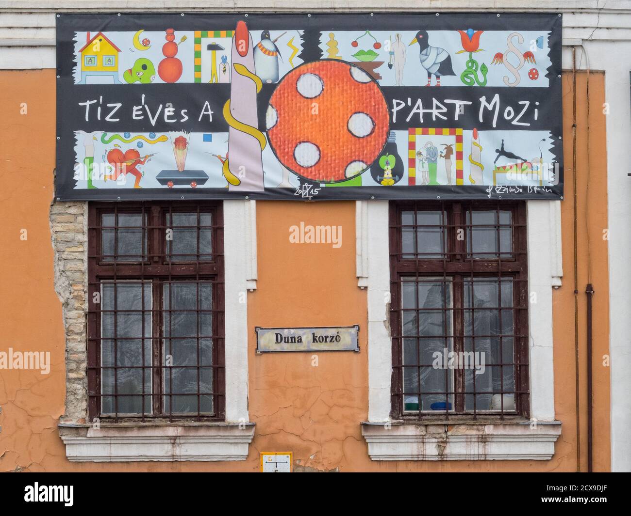 El cine P'Art de diez años de antigüedad en el paseo del Danubio (Duna Korzo) es una de las bases culturales dominantes de la ciudad - Szentendre, Hungría Foto de stock