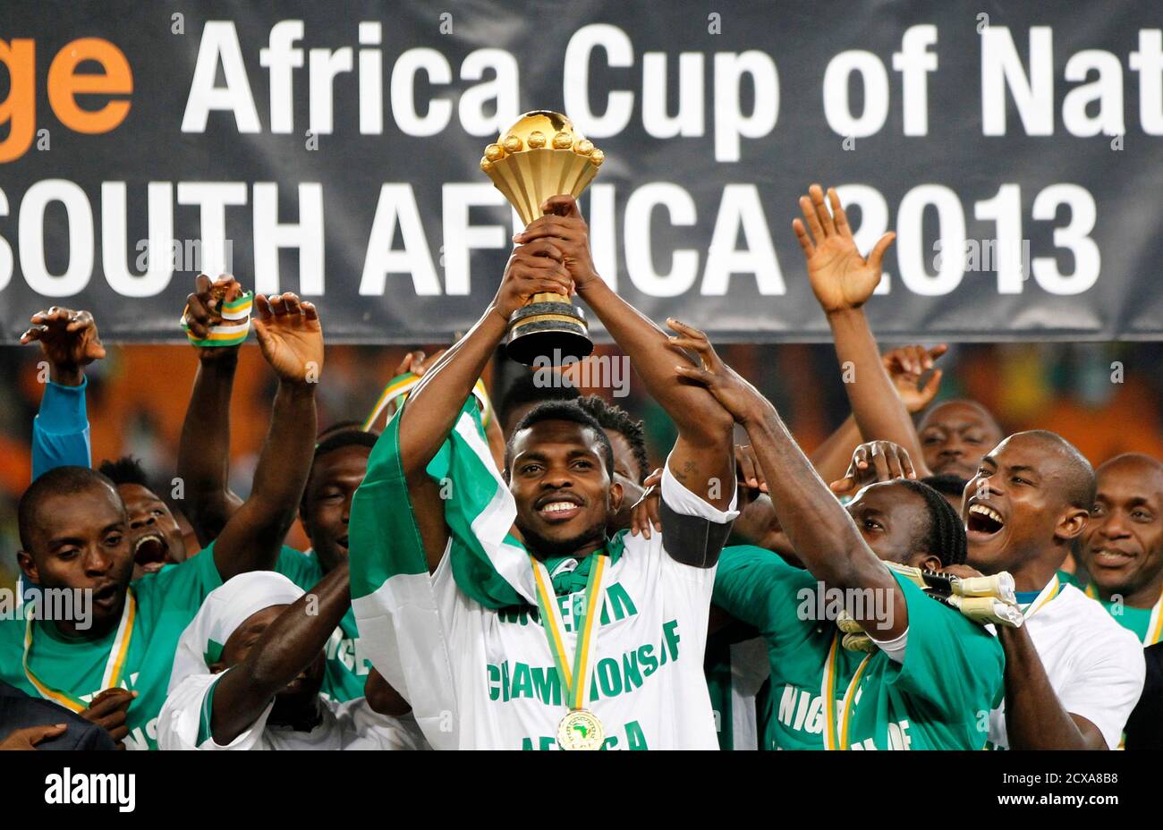 Los jugadores de Nigeria celebran ganar el partido final de fútbol de la Copa de las Naciones africanas (AFCON 2013) contra Burkina Faso en Johannesburgo el 10 de febrero de 2013. REUTERS/THOMAS MUKOYA (SUDÁFRICA - TAGS: FÚTBOL DEPORTIVO TPX IMÁGENES DEL DÍA) Foto de stock