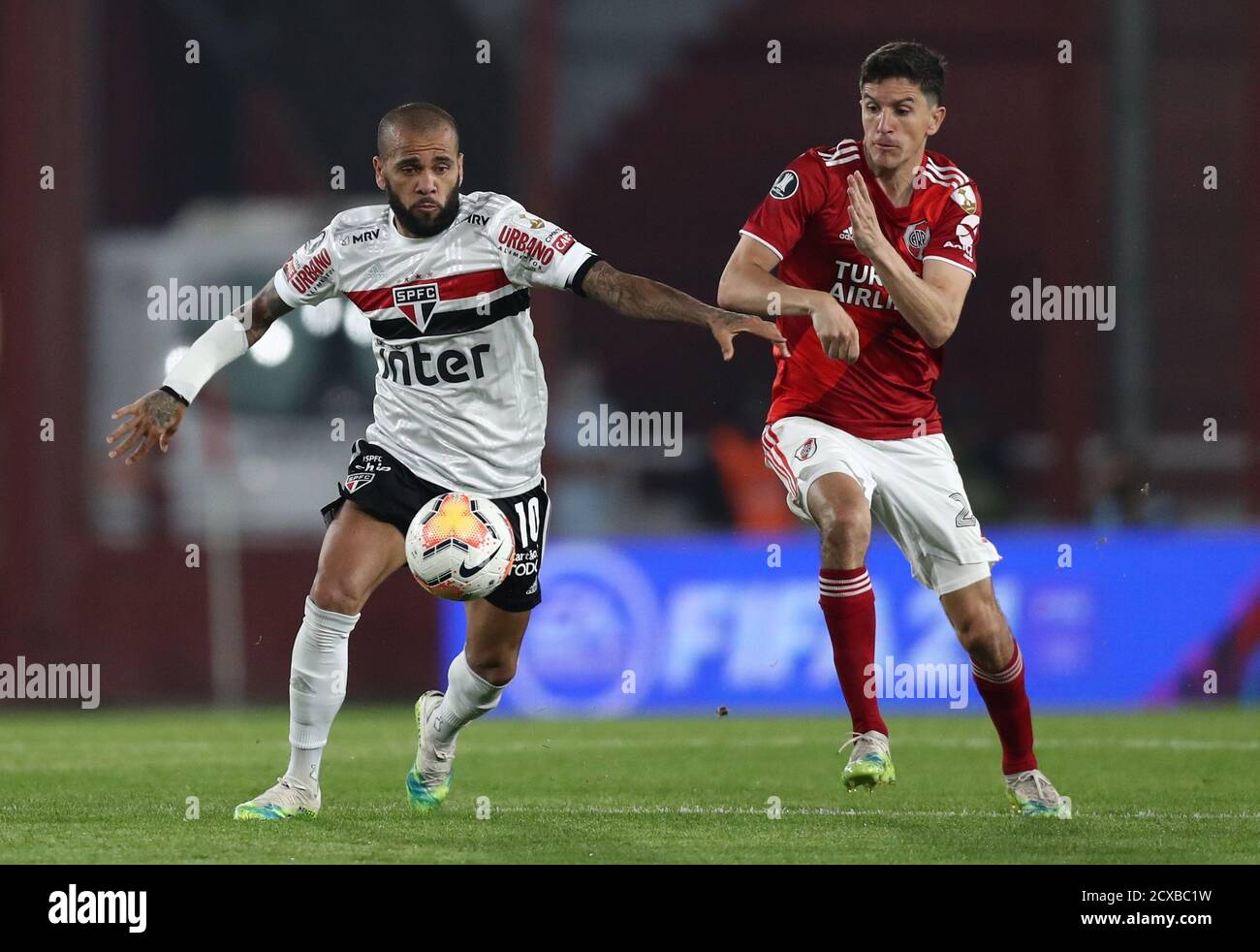 Fútbol - Copa Libertadores - River Plate v Sao Paulo - Estadio Libertadores  de América, Buenos Aires, Argentina - Septiembre 30, 2020 Dani Alves de Sao  Paulo en acción con EL GRUPO