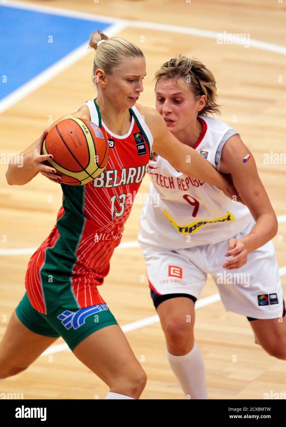 Tatyana Troina (L) de Bielorrusia lleva el balón más allá de Hana Horakova  de la República Checa durante su partido semifinal del Campeonato Mundial  Femenino de Baloncesto FIBA en Karlovy Vary el