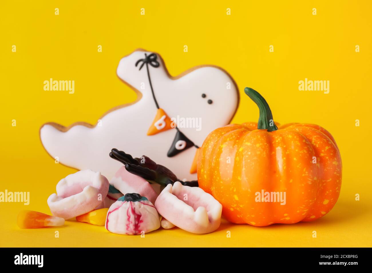 Sabrosas delicias para Halloween sobre fondo de color Foto de stock