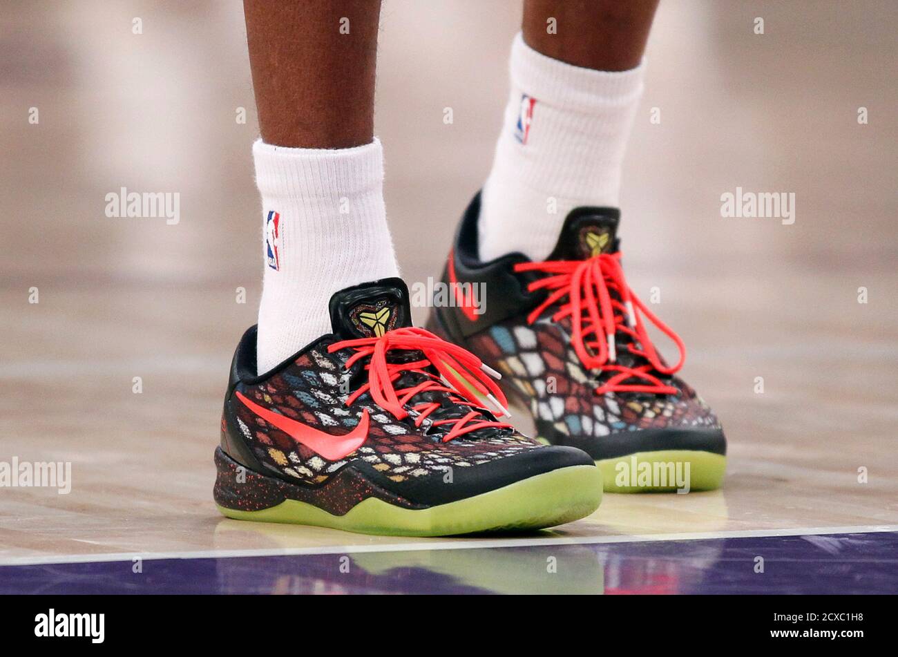 Kobe Bryant de los Angeles Lakers lleva una versión navideña de las  zapatillas de baloncesto Nike Kobe 8 System durante el partido de baloncesto  de la NBA contra los New York Knicks
