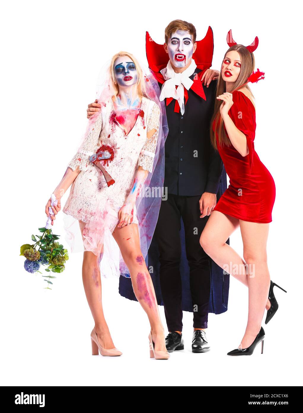 Amigos en Halloween disfraces sobre fondo blanco Fotografía de stock - Alamy Amigos en Halloween disfraces sobre fondo blanco Fotografía de stock - Alamy