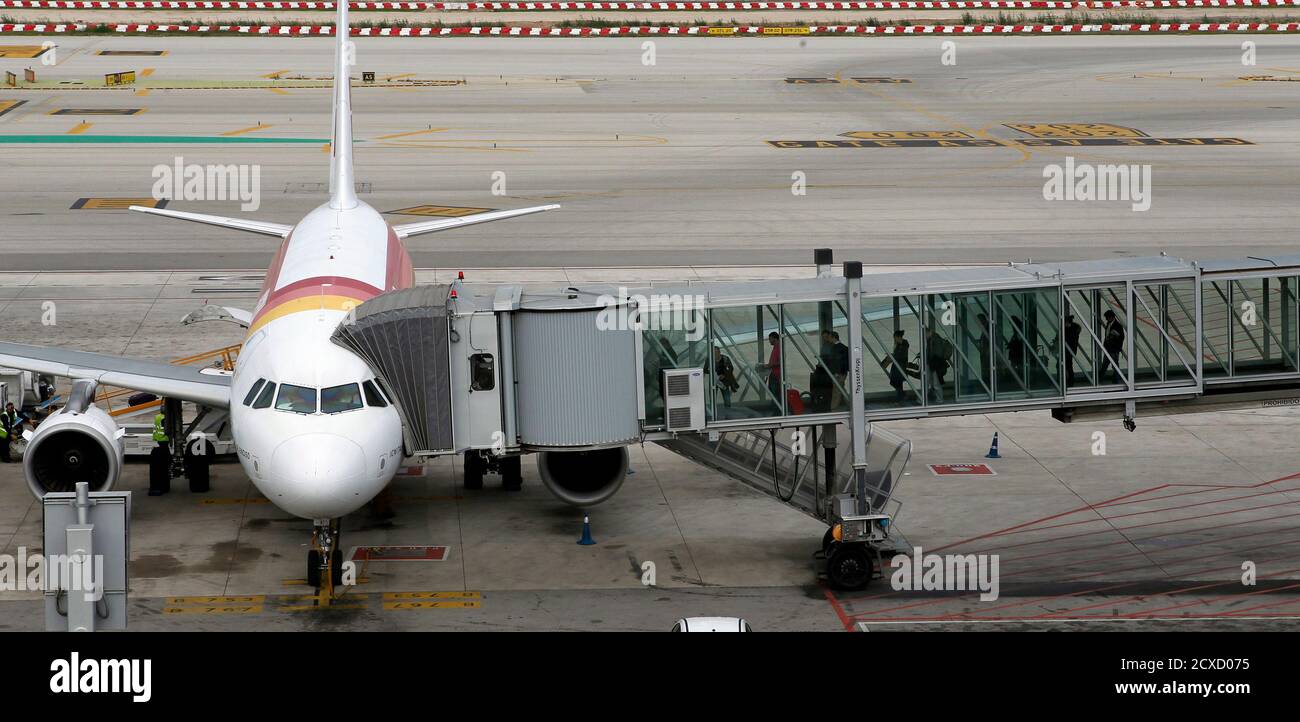 Los pasajeros se embarcará en un avión español de Iberia en el aeropuerto de Barcelona el 9 de noviembre de 2012. El propietario de British Airways Iberia obtener 4,500 puestos