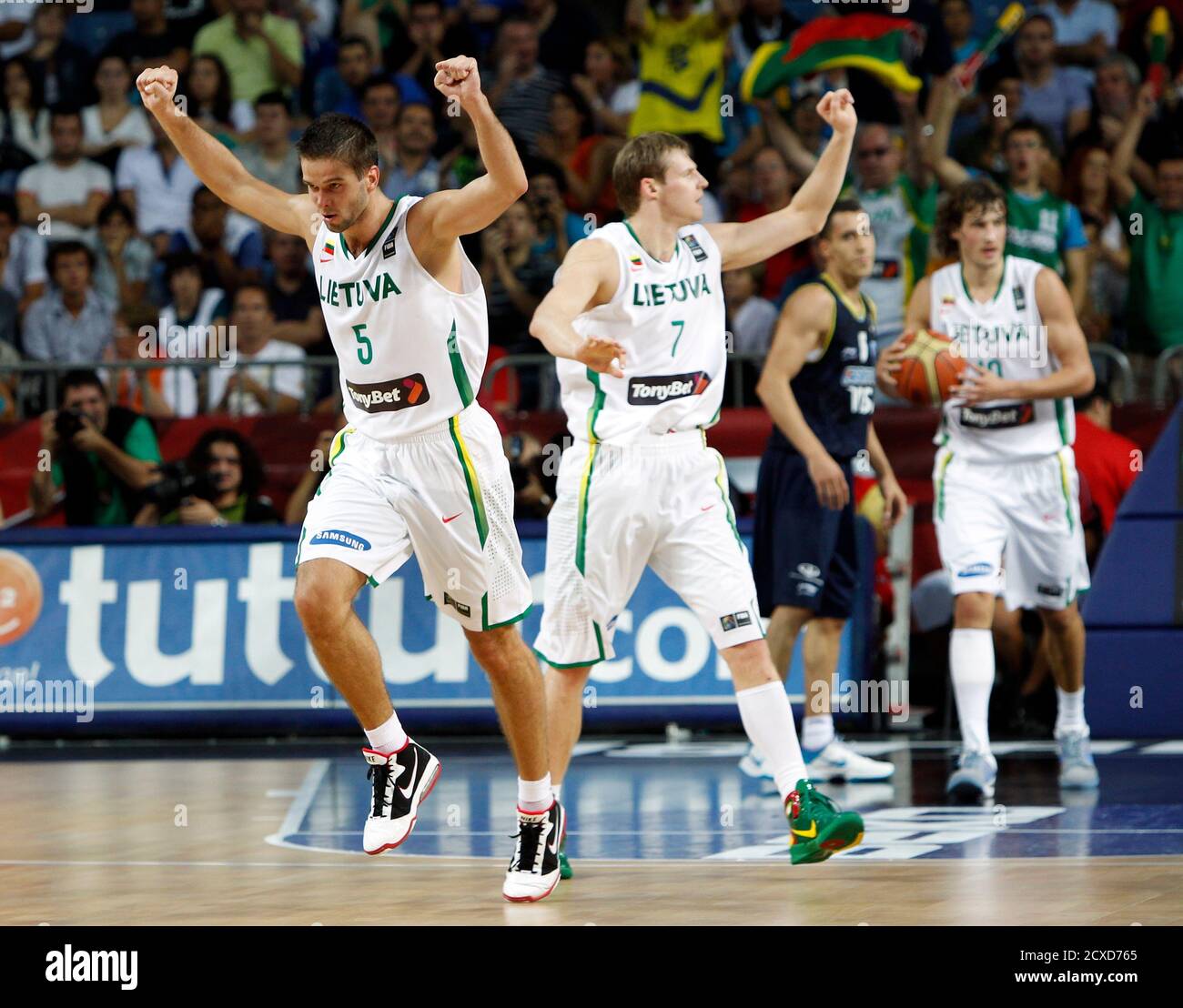 Mantas Kalnietis de Lituania celebra durante el Campeonato Mundial de  Baloncesto de la FIBA contra Argentina en Estambul el 9 de septiembre de  2010. REUTERS/Mark Blinch (TURQUÍA - Tags: DEPORTE BALONCESTO Fotografía