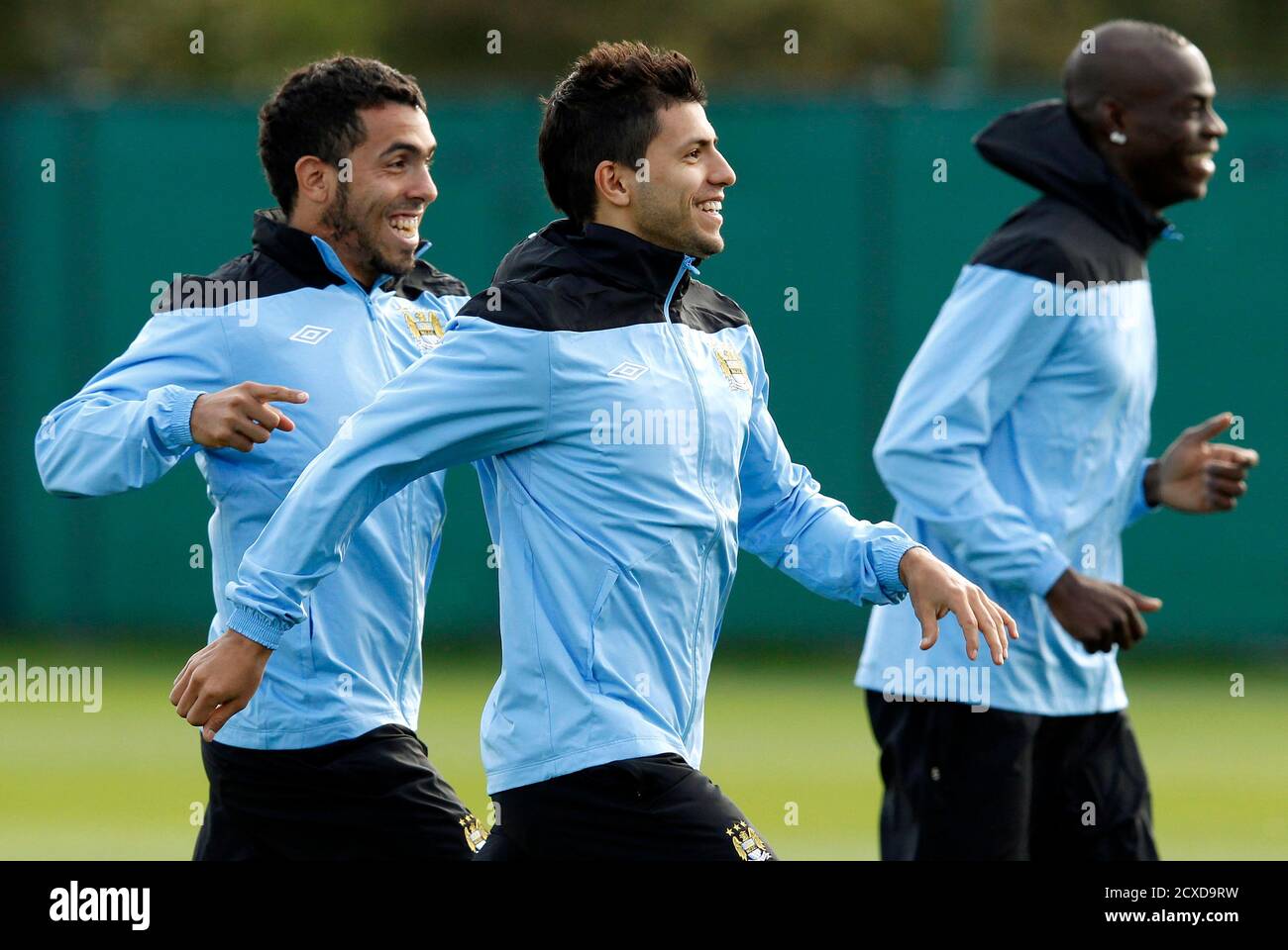 Carlos Tevez Sergio Aguero Y Mario Balotelli De Manchester City L R Sonreian Durante Una Sesion De Entrenamiento En El Complejo De Entrenamiento De Carrington Del Club En Manchester Norte De Inglaterra El