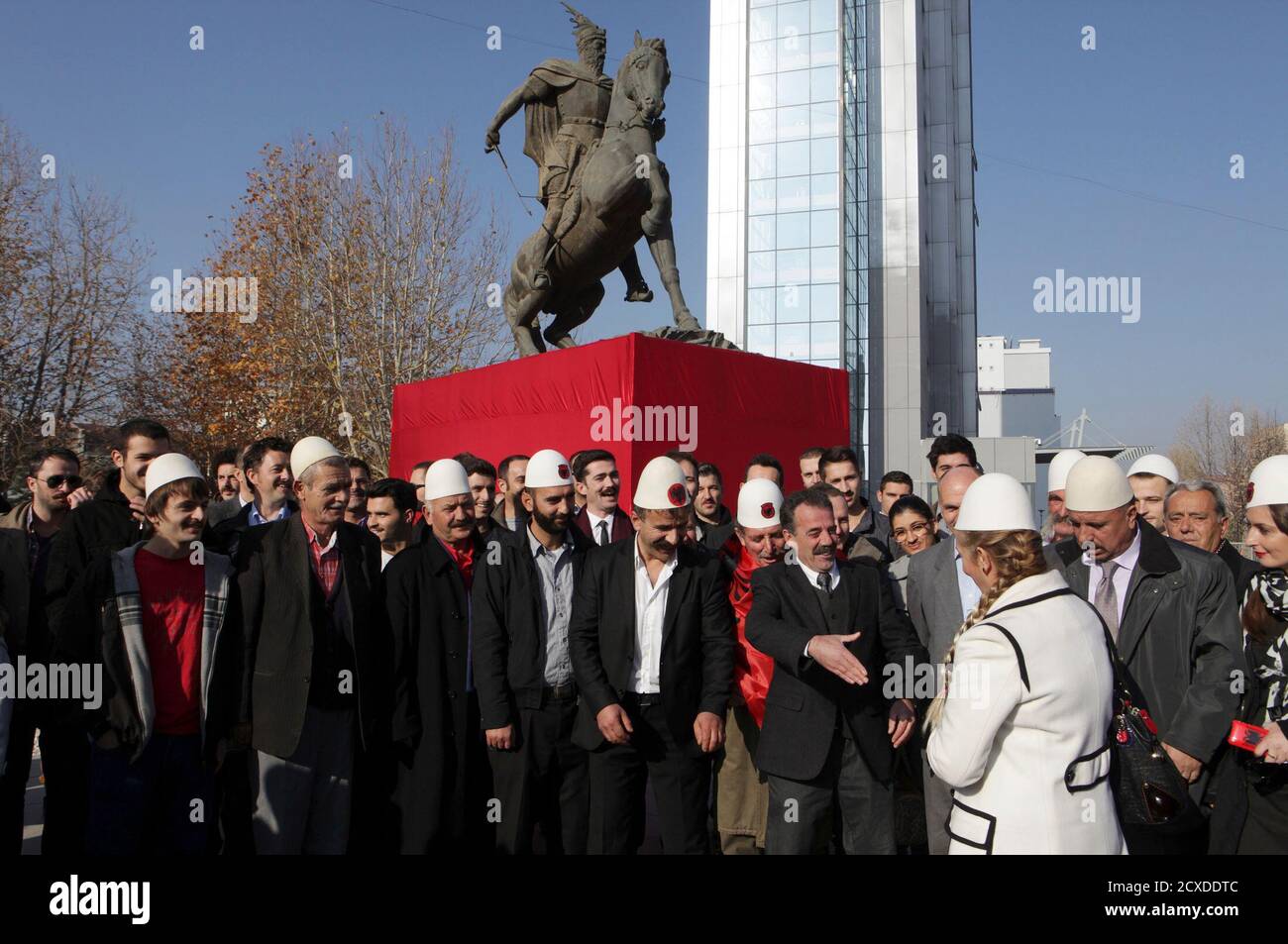Los albaneses de Kosovo se encuentran frente al Monumento Nacional Héroe Skenderbeu durante un evento que Marca la próxima Declaración de Independencia de Albania en Pristina el 26 de noviembre de 2012. Las personas que asistieron al evento guardaron o llevaban bigotes falsos para parecerse a algunos de los firmantes de la declaración que tenían bigotes. Los albaneses celebrarán el centenario de su independencia el 28 de noviembre. Foto tomada el 26 de noviembre de 2012. REUTERS/Hazir Reka (KOSOVO - Tags: ANIVERSARIO DISTURBIOS CIVILES SOCIEDAD POLÍTICA) Foto de stock