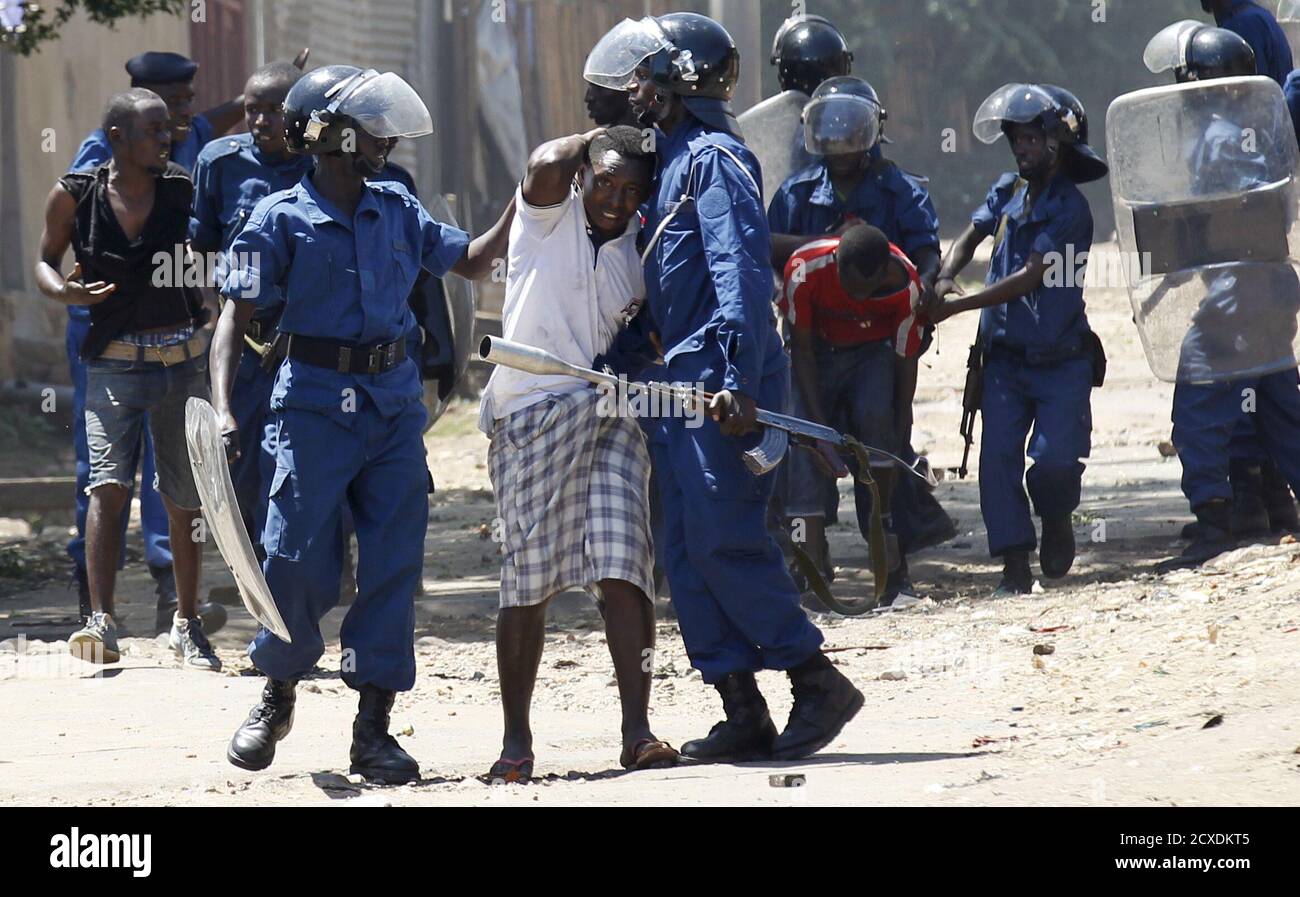 Policías antidisturbios detienen a residentes que participaron en protestas callejeras durante enfrentamientos en Bujumbura, la capital de Burundi, el 28 de abril de 2015. Cientos de personas marcharon en las afueras de la capital de Burundi el martes en un tercer día de protestas contra la decisión del presidente Pierre Nkurunziza de presentarse a un tercer mandato, una medida que los críticos dicen viola la constitución y un acuerdo de paz clave. REUTERS/Thomas Mukoya IMÁGENES TPX DEL DÍA Foto de stock