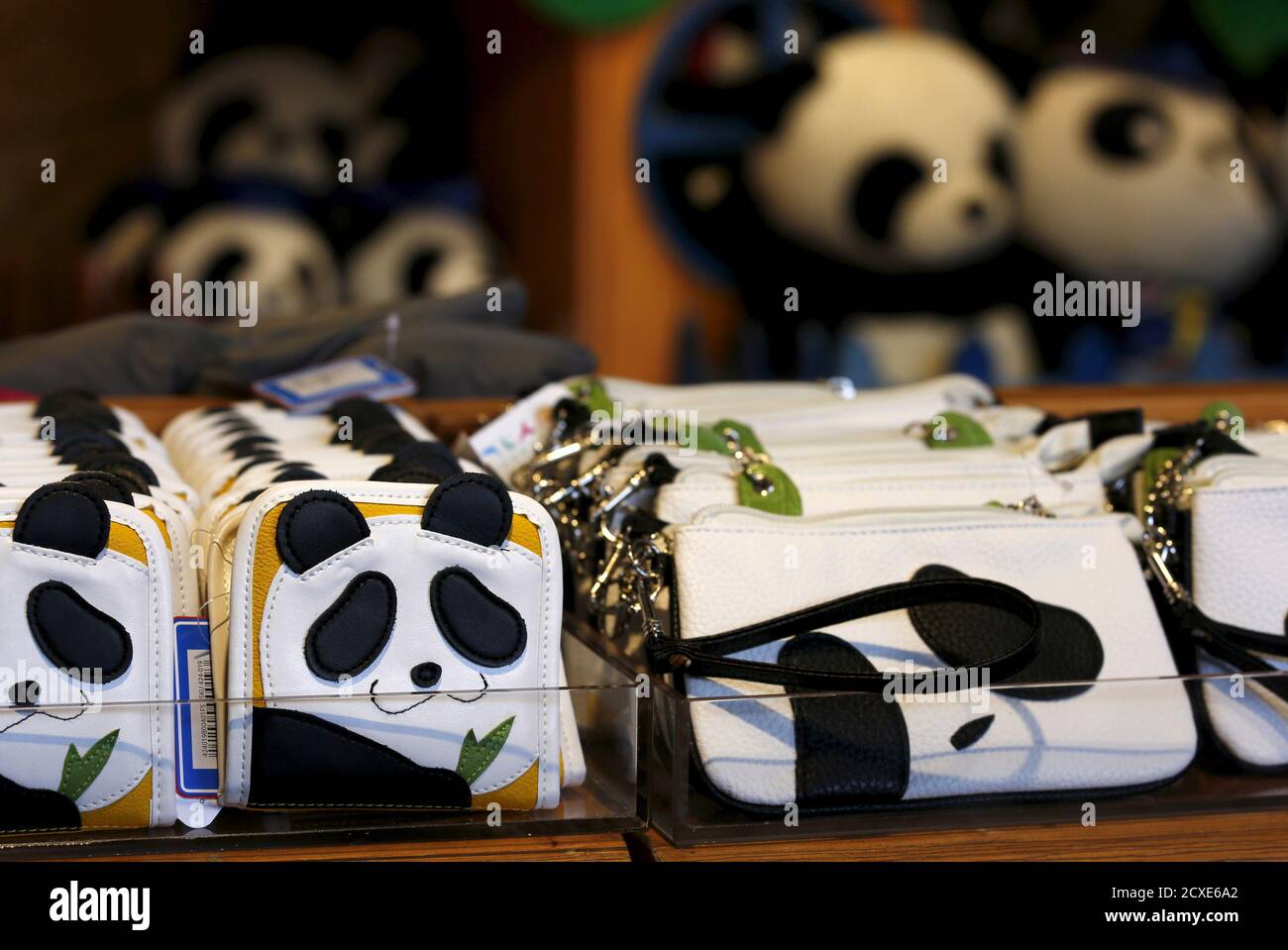 Las carteras en forma de panda se exhiben dentro de una tienda de souvenirs  en el Hong Kong Ocean Park, China, 28 de julio de 2015. La gigantesca panda  Jia Jia en