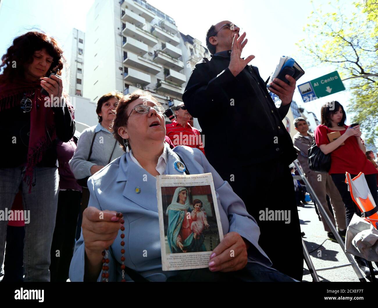 Supporters of Argentina's President Cristina Fernandez pray outside the hospital where she had surgery in Buenos Aires October 8, 2013. Fernandez had surgery on Tuesday to remove blood from the surface of her brain, sidelining her three weeks ahead of a key mid-term election and at the apex of a rancorous court battle with the nation's "holdout" creditors. REUTERS/Marcos Brindicci (ARGENTINA - Tags: POLITICS HEALTH) Foto de stock