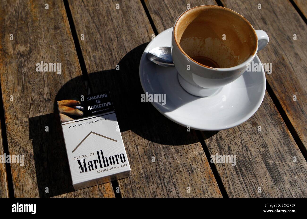 Taza De Cafe Gigante Fotos E Imagenes De Stock Alamy Con un kilo de café podemos hacer entre 90 y 110 cafés. https www alamy es a marlboro cigarettes pack a brand of philip morris tobacco lies next to an empty coffee cup at a cafe in central sydney june 27 2011 tobacco giant philip morris has threatened to sue the australian government for significant financial compensation over its plan to introduce plain brand less packaging for cigarettes reuters daniel munoz australia tags health politics business image377723522 html