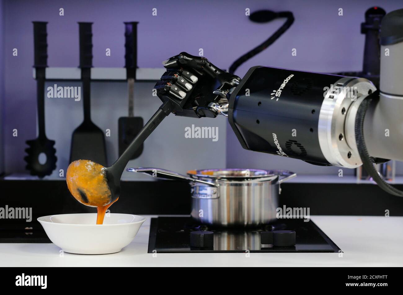 Un robot en el prototipo de Robótica Kitchen creado por Moley Robotics  cocina una sopa de cangrejo en el stand de la compañía en la feria de  tecnología industrial más grande del