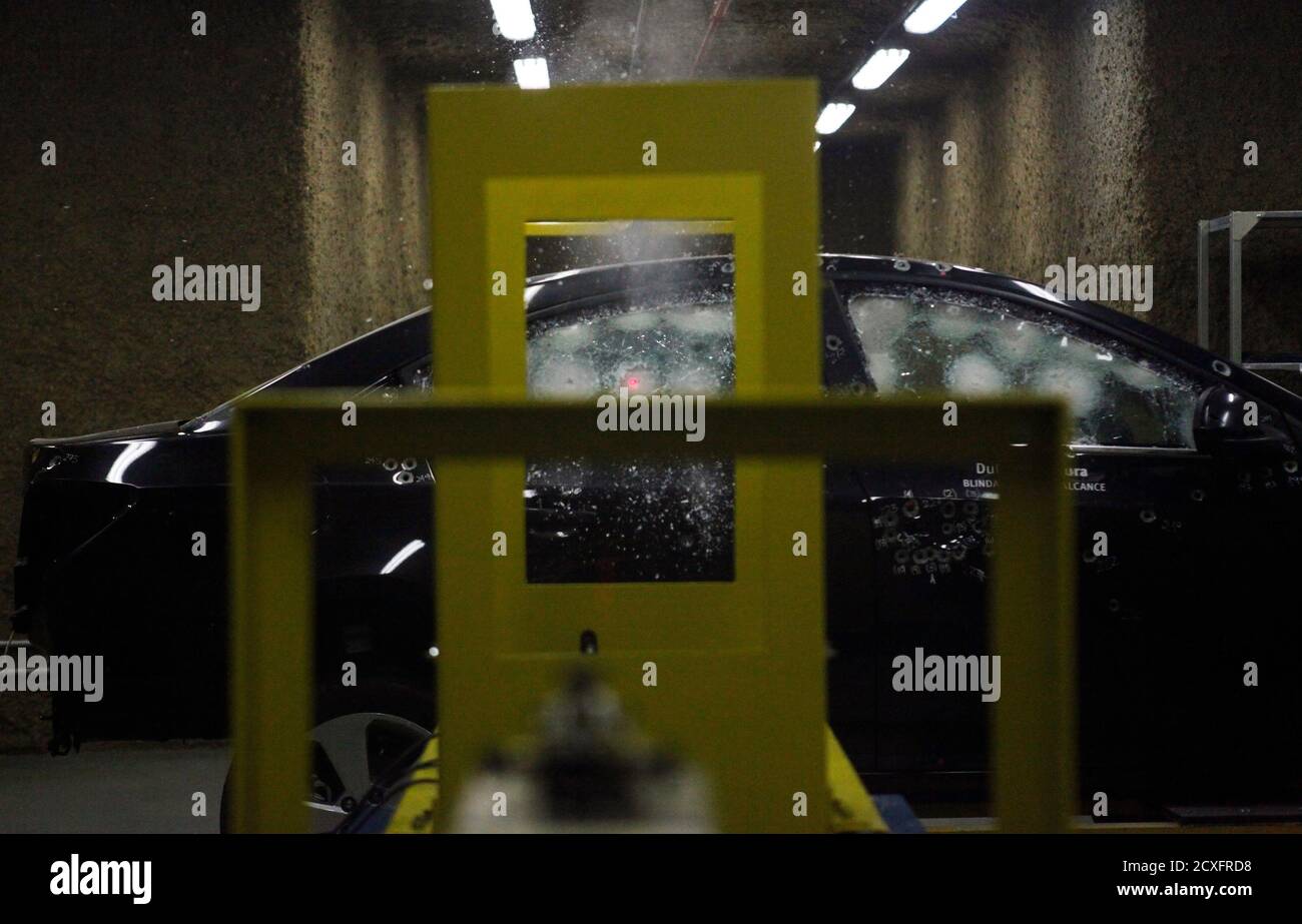 Una máquina dispara balas en el cristal a prueba de balas de un coche  durante una prueba en la sede del laboratorio brasileño Dupont en Paulinia,  a 120 km (75 millas) al