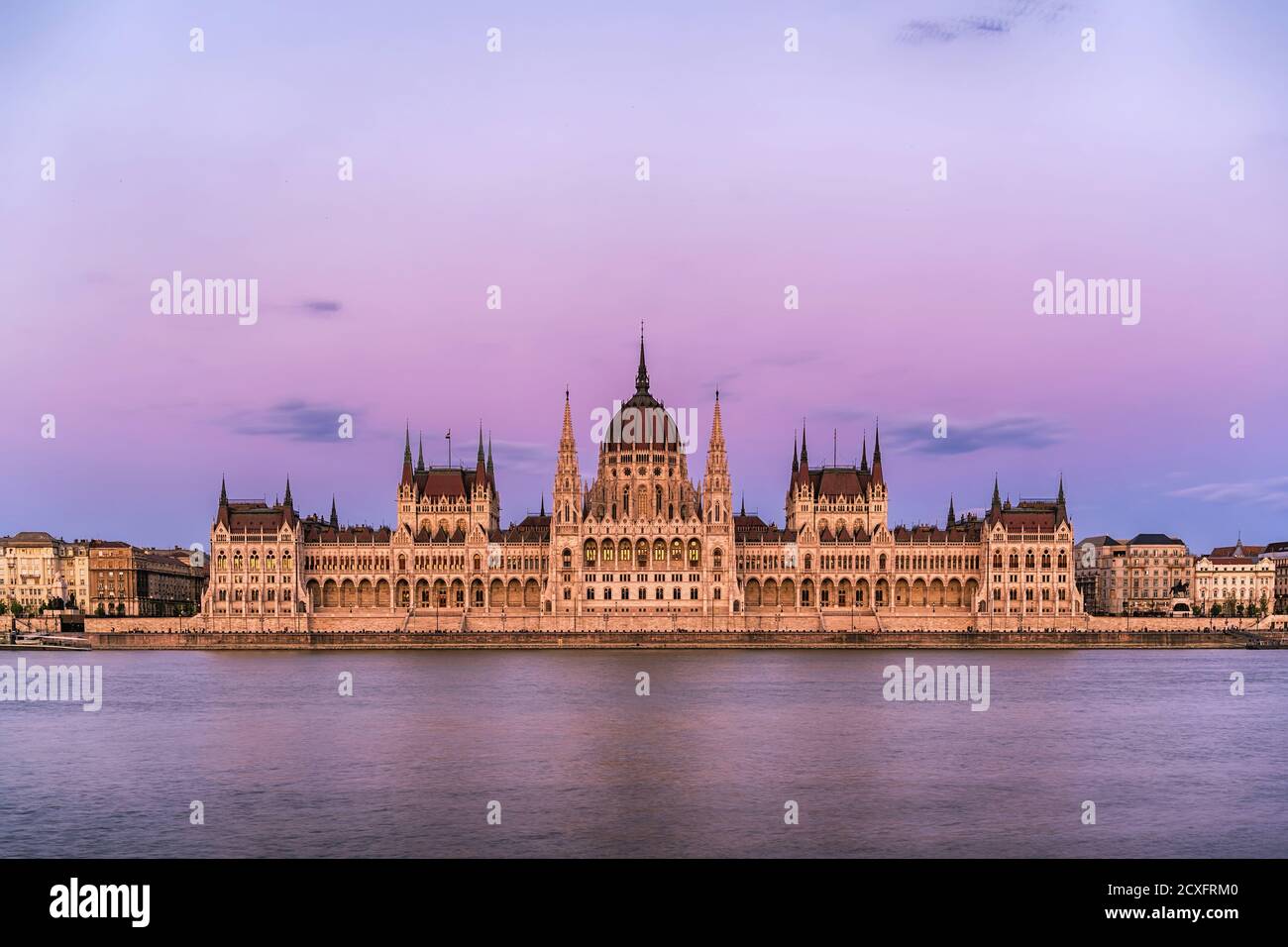 Budapest Hungría, ciudad en el horizonte del Parlamento húngaro y el río Danubio Foto de stock