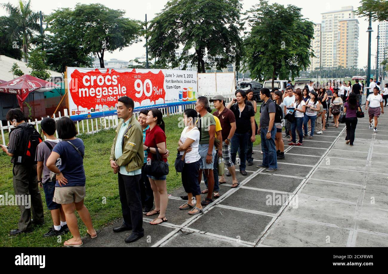 Filipino consumers queue outside a shop selling Crocs footwear during its  annual discount sale at a shopping centre in Taguig, Metro Manila May 31,  2012. The Philippine economy quickened in the first
